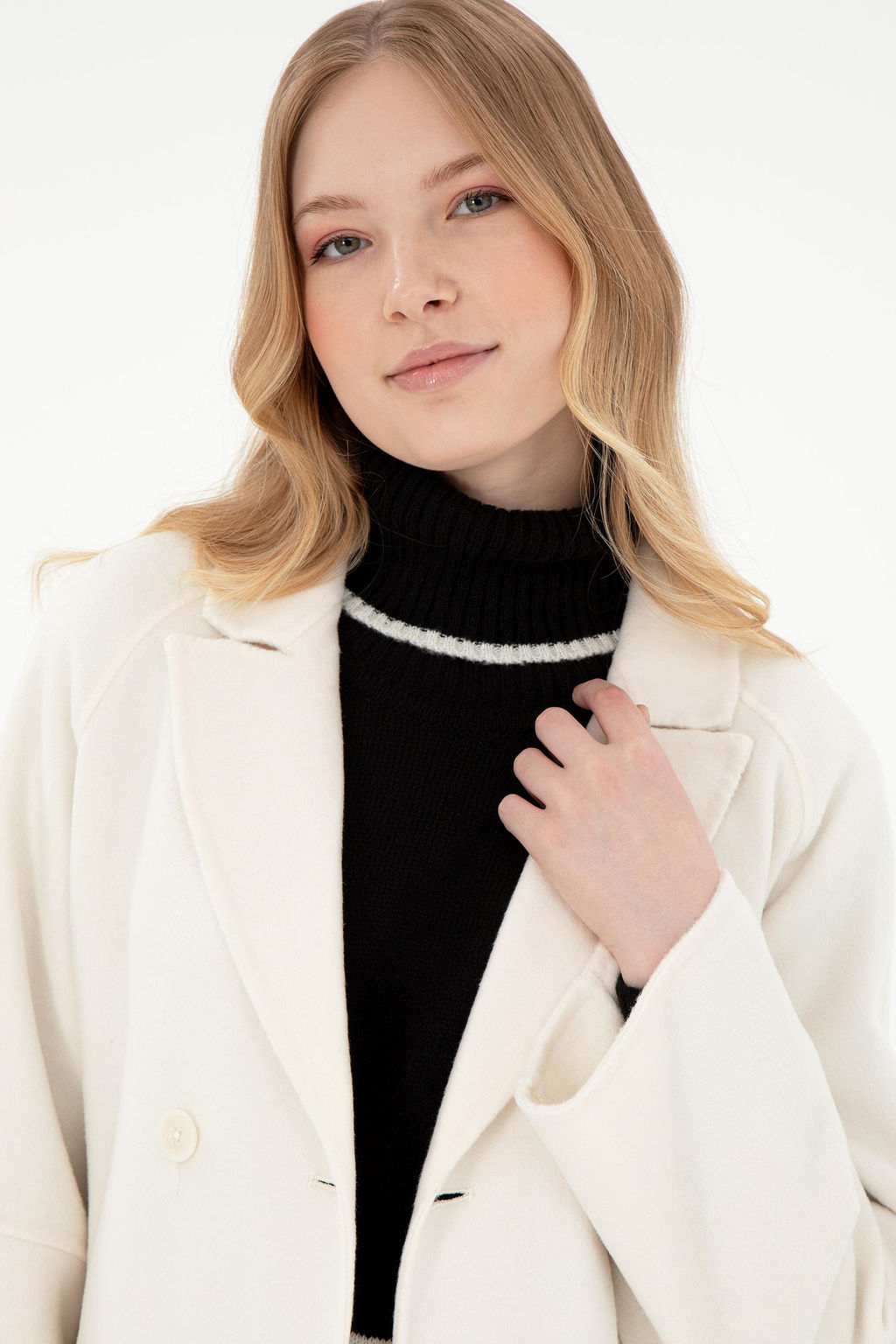 Женское кремовое пальто с вышивкой Неожиданная скидка в корзине