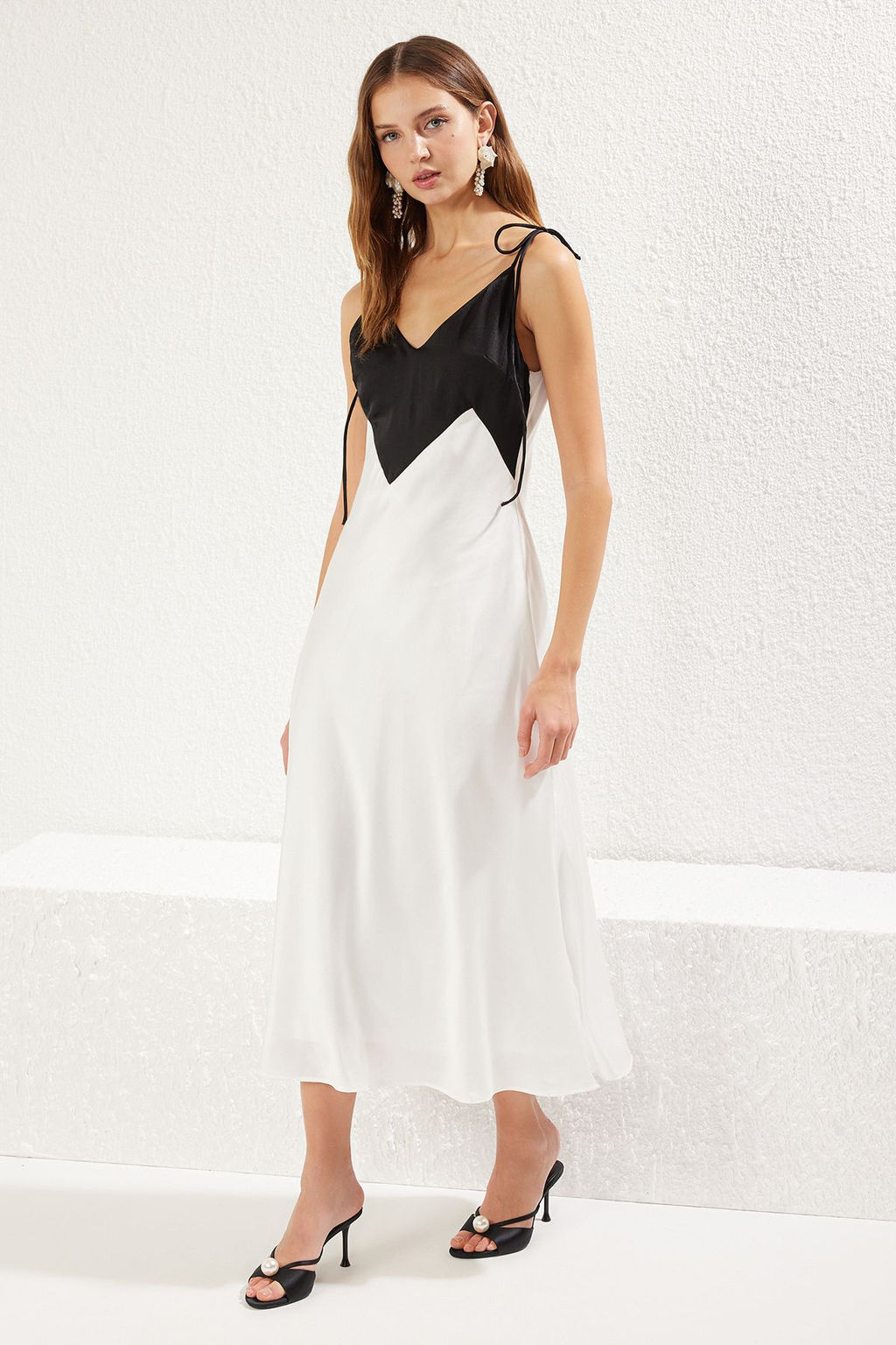 TRENDYOLMILLA Siyah-Beyaz A-Kesim Saten Dokuma Midi S?k Elbise TPRSS25EL00172