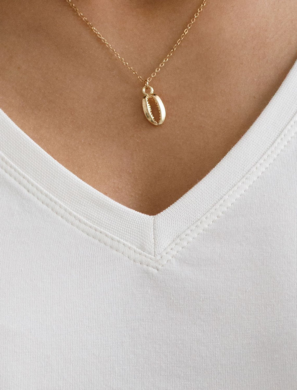 Базовая футболка из премиального хлопка с V образным вырезом