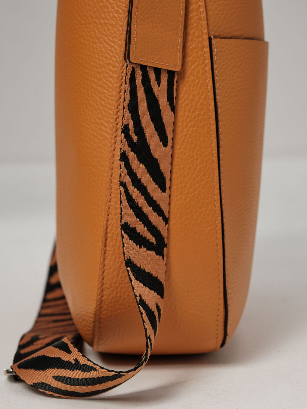 Сумка кожаная на плечо Azaro 30868 оранжевый карандаш