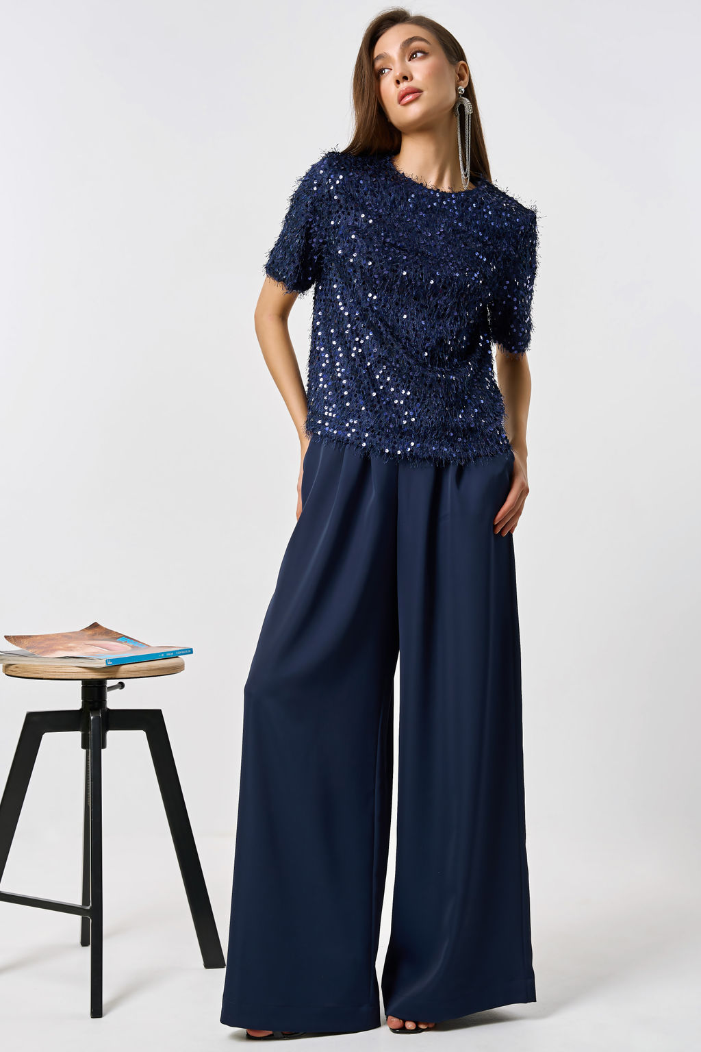 Блузка прямого силуэта из трикотажа с пайеткой синяя