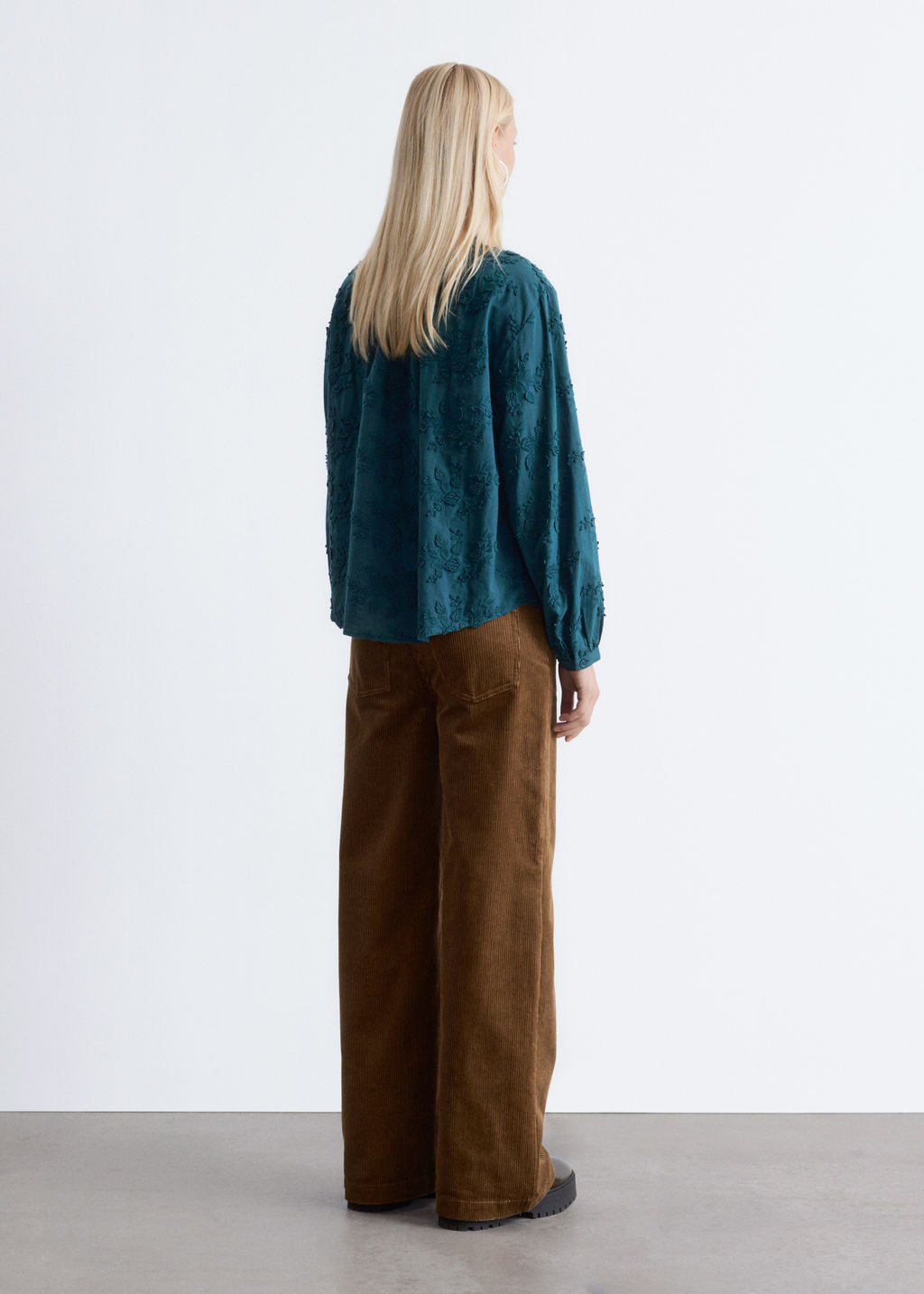 Blusa voluminosa con apliques florales - H&m фото 4