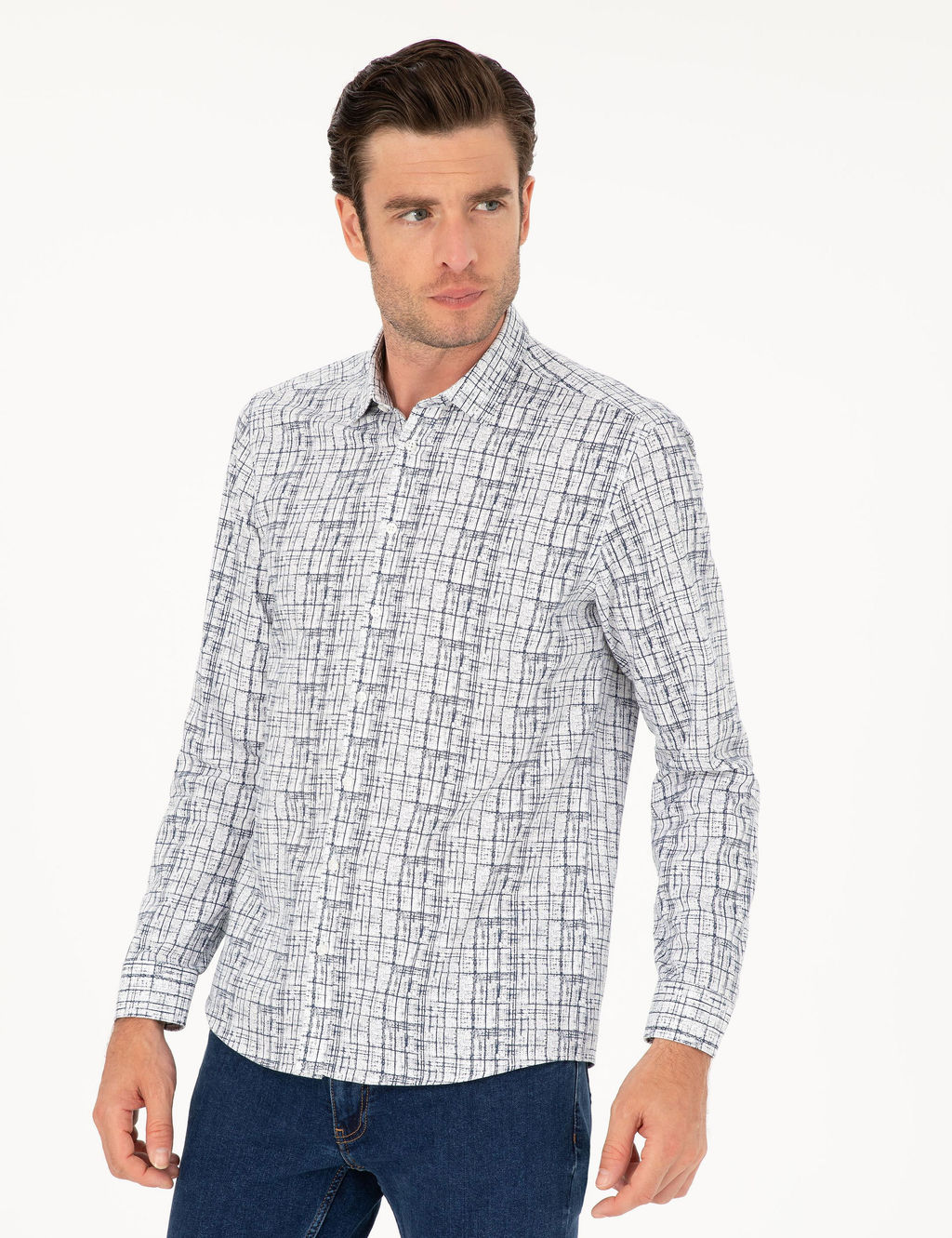 Темно-синяя приталенная рубашка с длинным рукавом