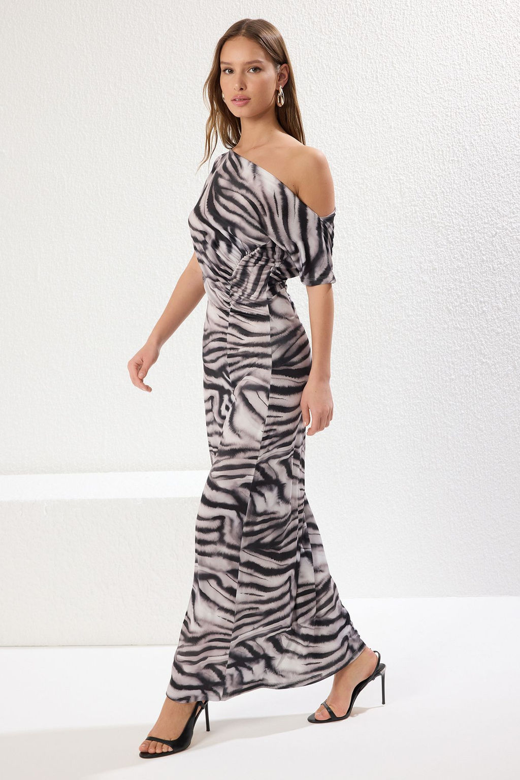 TRENDYOLMILLA Cok Renkli Zebra Animal Bask?l? Buzgu / Drape Maxi Esnek Orme Elbise TWOSS25EL00169