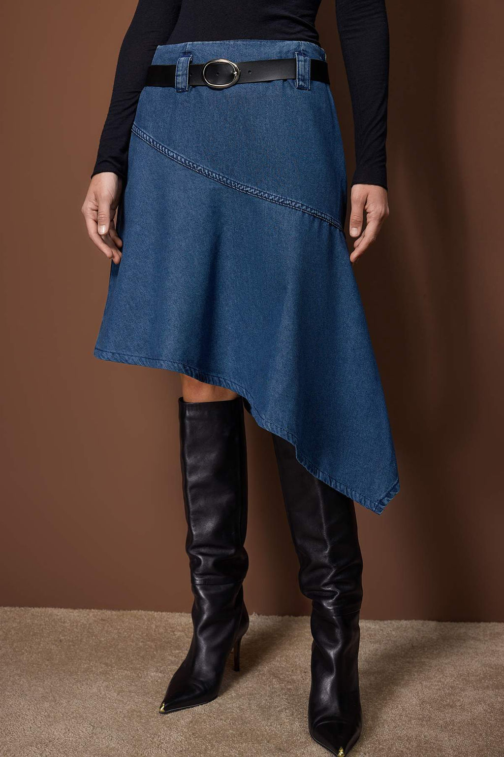 Wardrobe Essentials Siyah Kemerli Asimetrik Midi Denim Etek TWOAW26ET00076 - Trendyolmilla фото 7