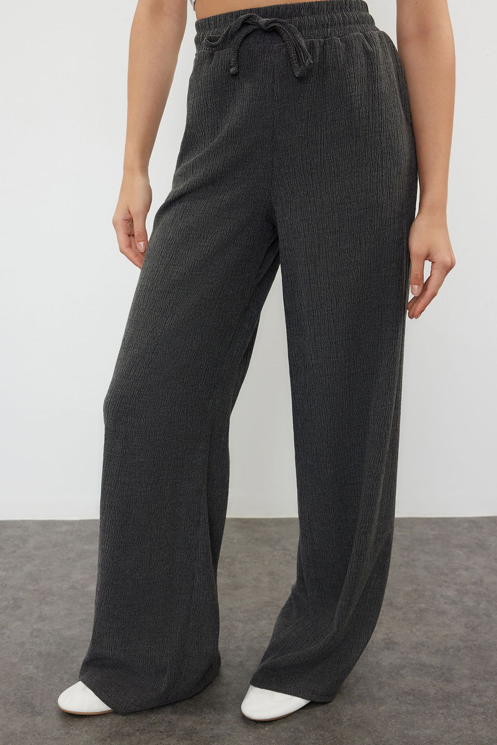 TRENDYOLMILLA Premium Antrasit Wide Leg Esnek Orme Pantolon TWOSS24PL00054 фото 3