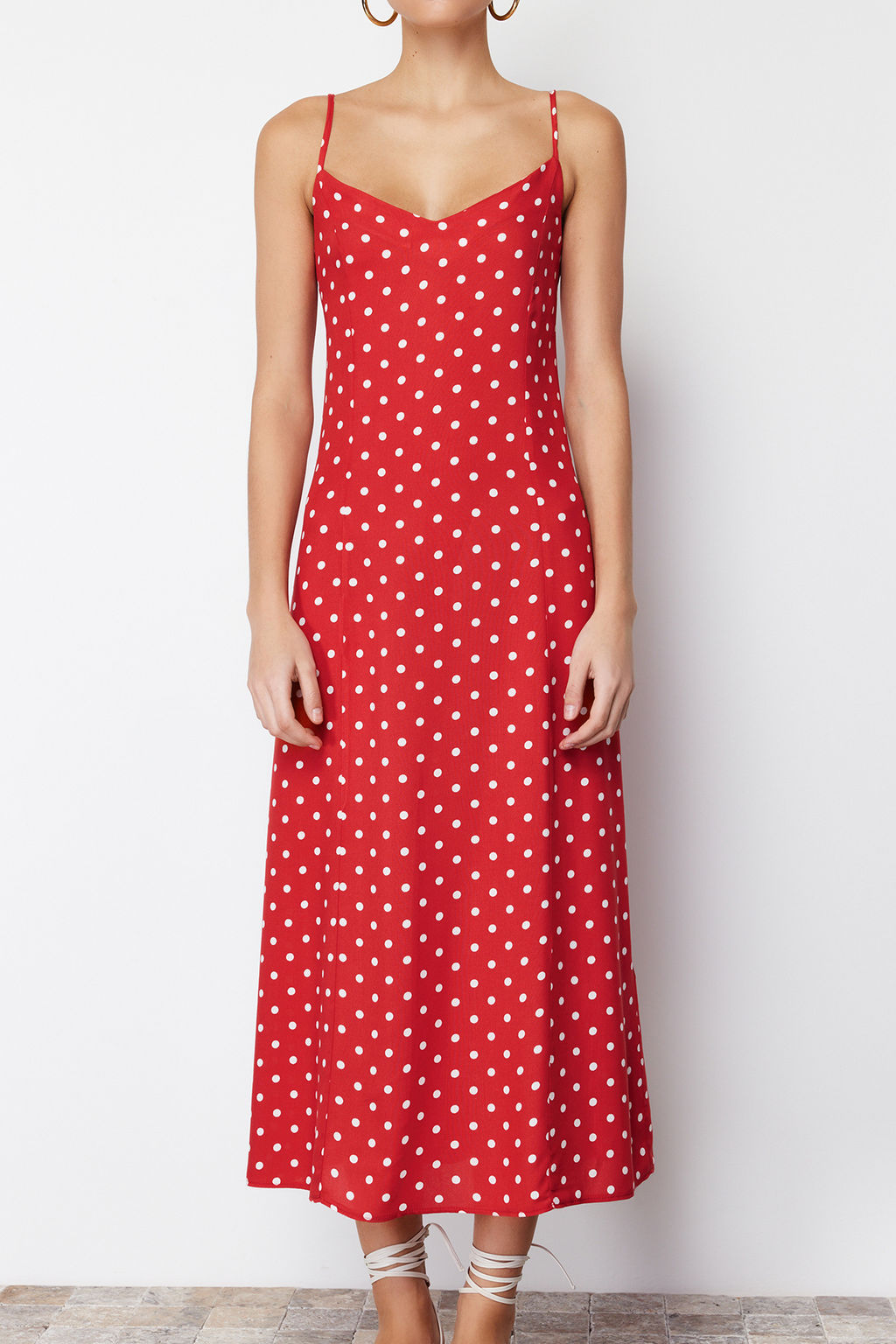 K?rm?z? Puantiyeli A-Kesim S?rt? Baglama Detayl? Midi Dokuma Elbise TWOSS24EL00490 - Trendyolmilla фото 4