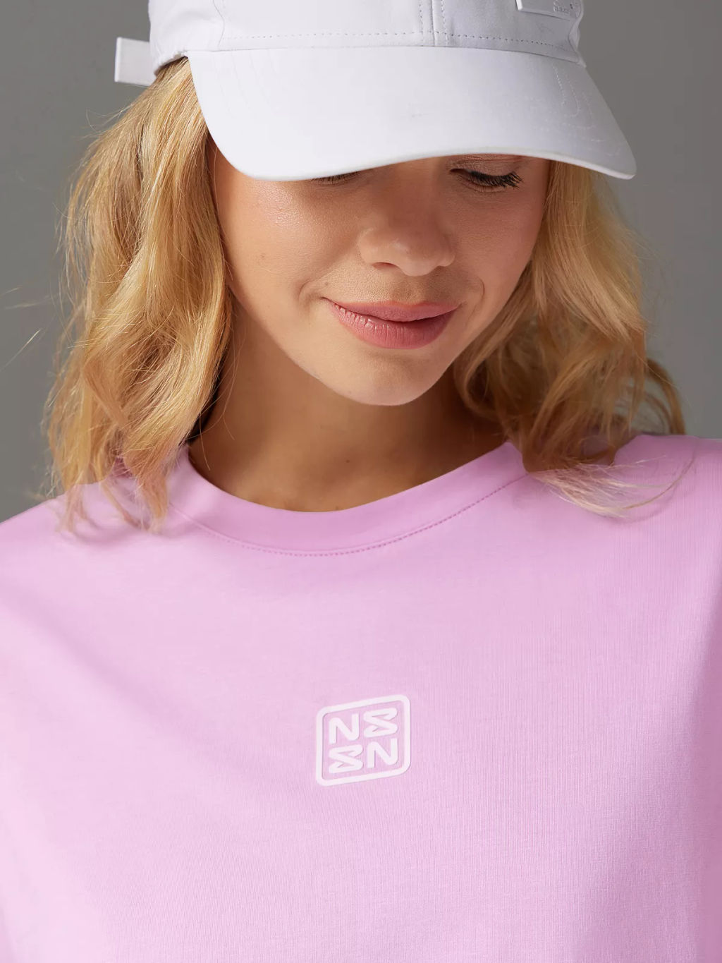 Футболка оверсайз с разрезом розовая