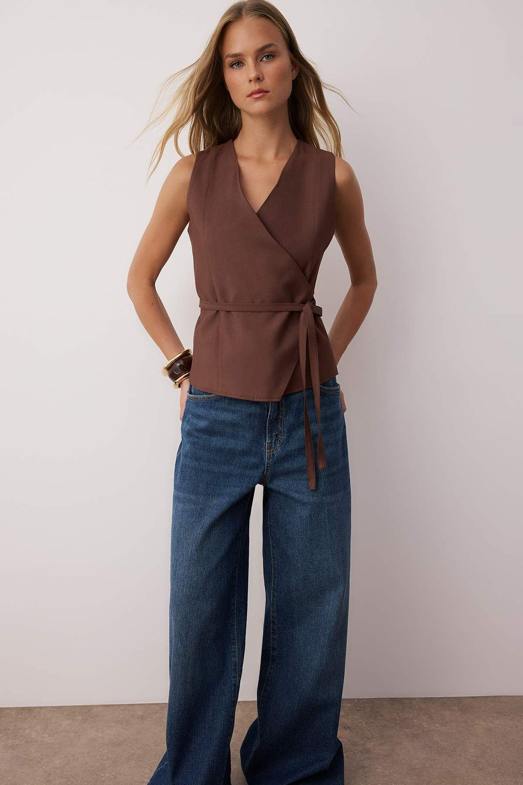 Kahverengi Kusakl? Baglama Detayl? Kruvaze Kapamal? Yumusak Tuseli Dokuma Yelek TWOAW26YE00018 - Trendyolmilla фото 2