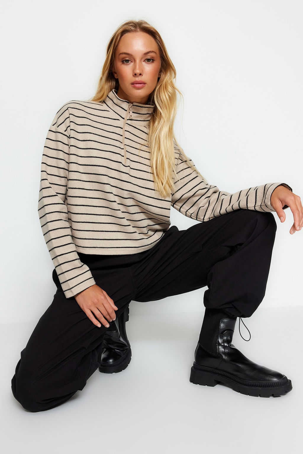 Ac?k Bej Cizgili Selanik Fermuarl? Dik Yaka Regular/Normal Kal?p Orme Sweatshirt TWOAW22SW0732