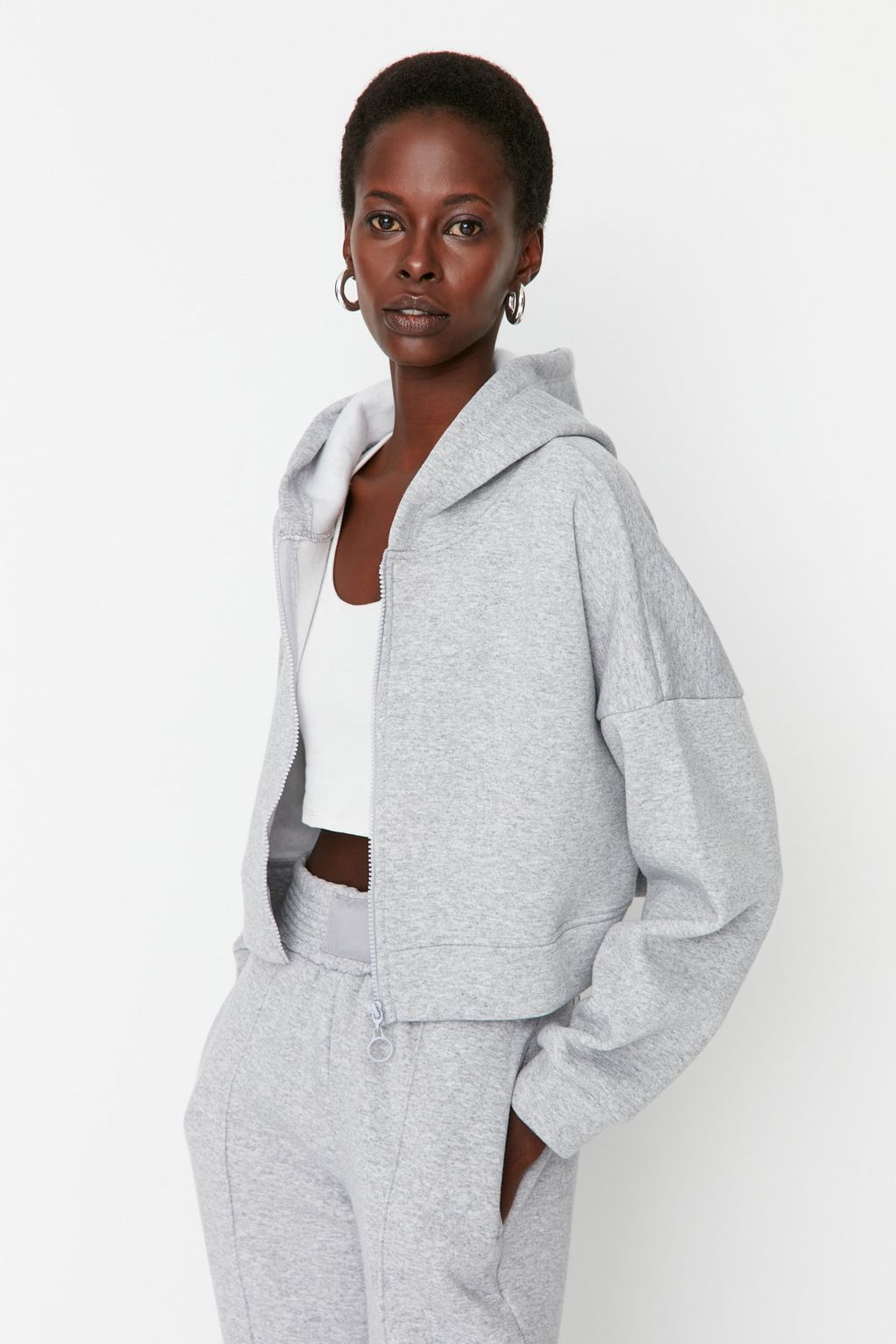 TRENDYOLMILLA Ekru Basic Fermuarl? Kapusonlu Crop Kal?n Ici Polarl? Orme Sweatshirt TWOAW20SW0660  фото 22