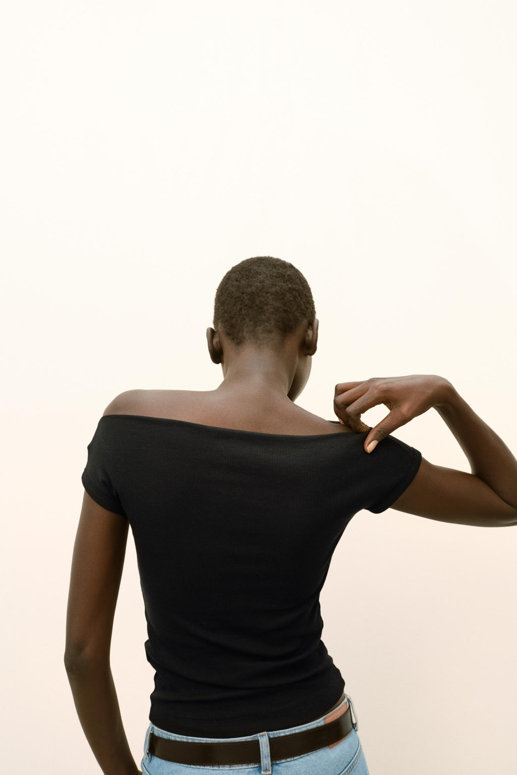 CAMISETA CUELLO BARCO / Negro - Zara фото 3