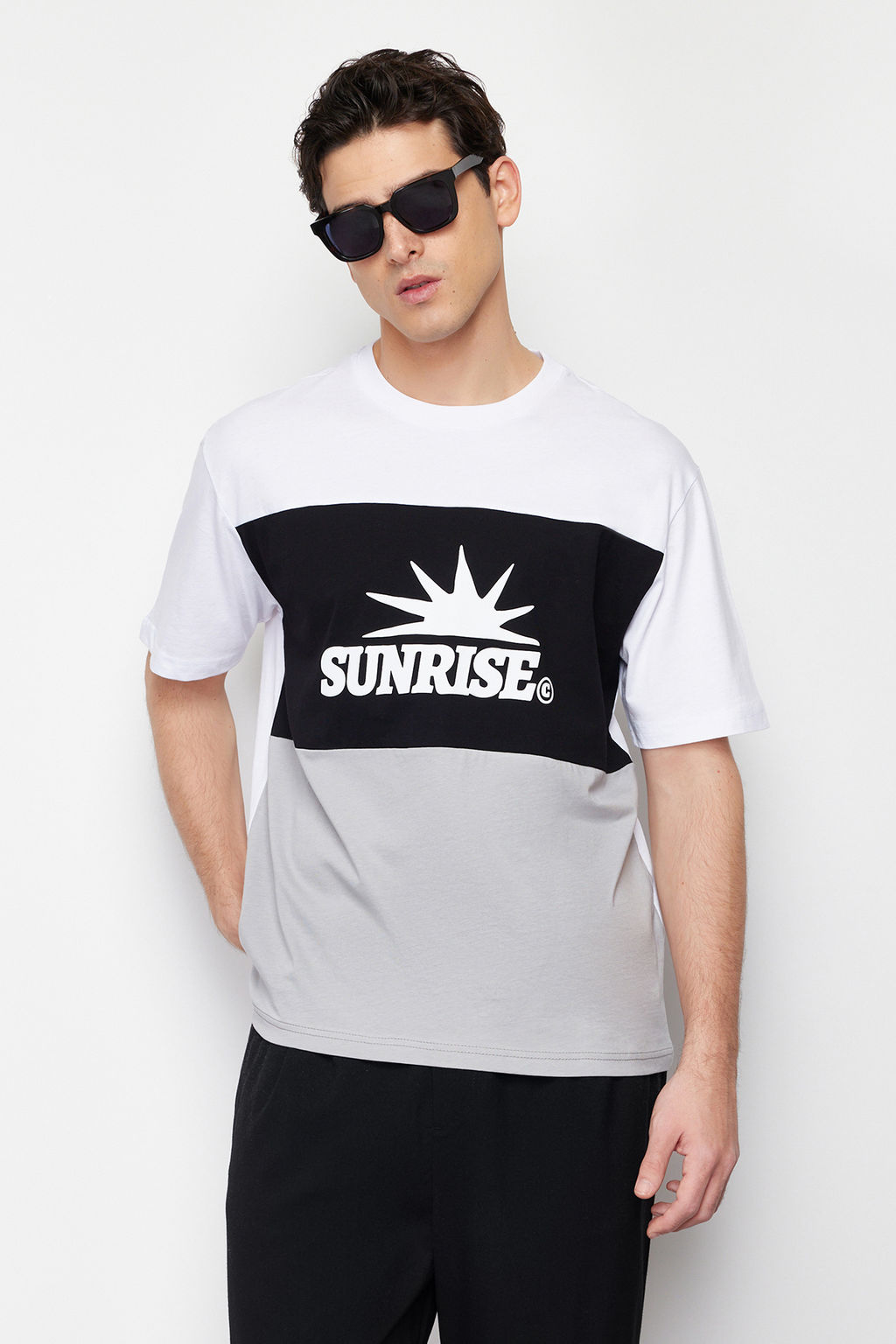 Siyah Oversize/Genis Kesim Yaz? Bask?l? Renk Bloklu %100 Pamuklu K?sa Kol T-Shirt TMNSS24TS00129 - Trendyolmilla фото 2