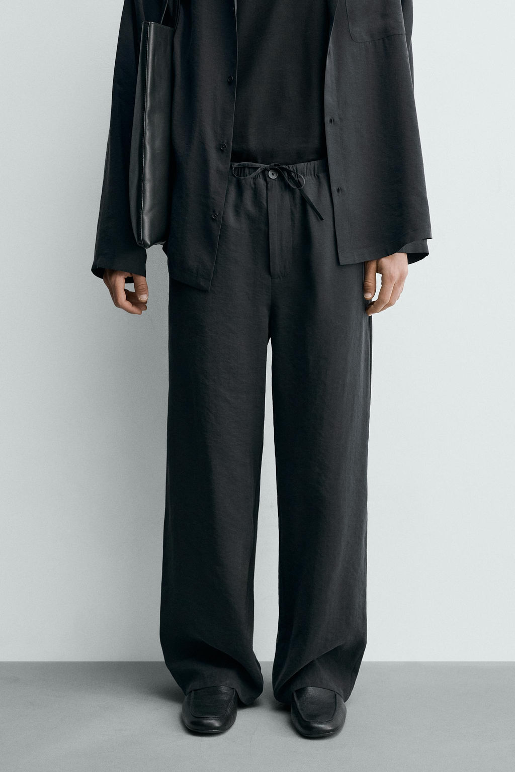 PANTAL?N FLUIDO RELAXED FIT / Negro - Zara фото 2