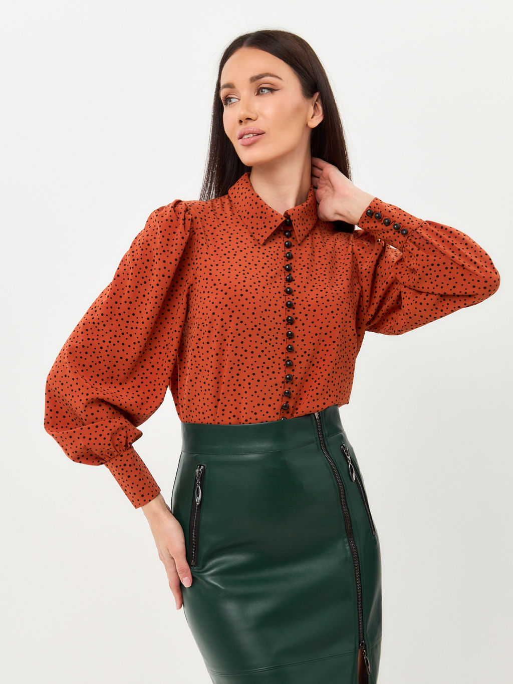 Стильная женская рубашка классического кроя с элементами романтики, горох крупный черный на терракотовом - Tantino фото 6