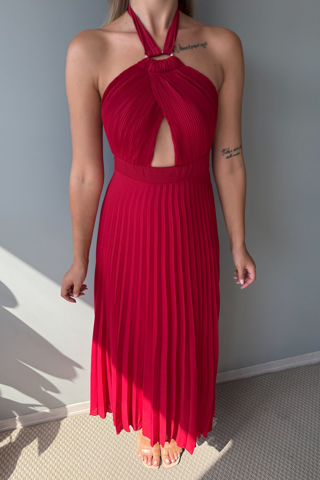 K?rm?z? Piliseli Cut Out Aksesuar Detayl? Sifon Midi Astarl? Elbise TPRSS25EL00327