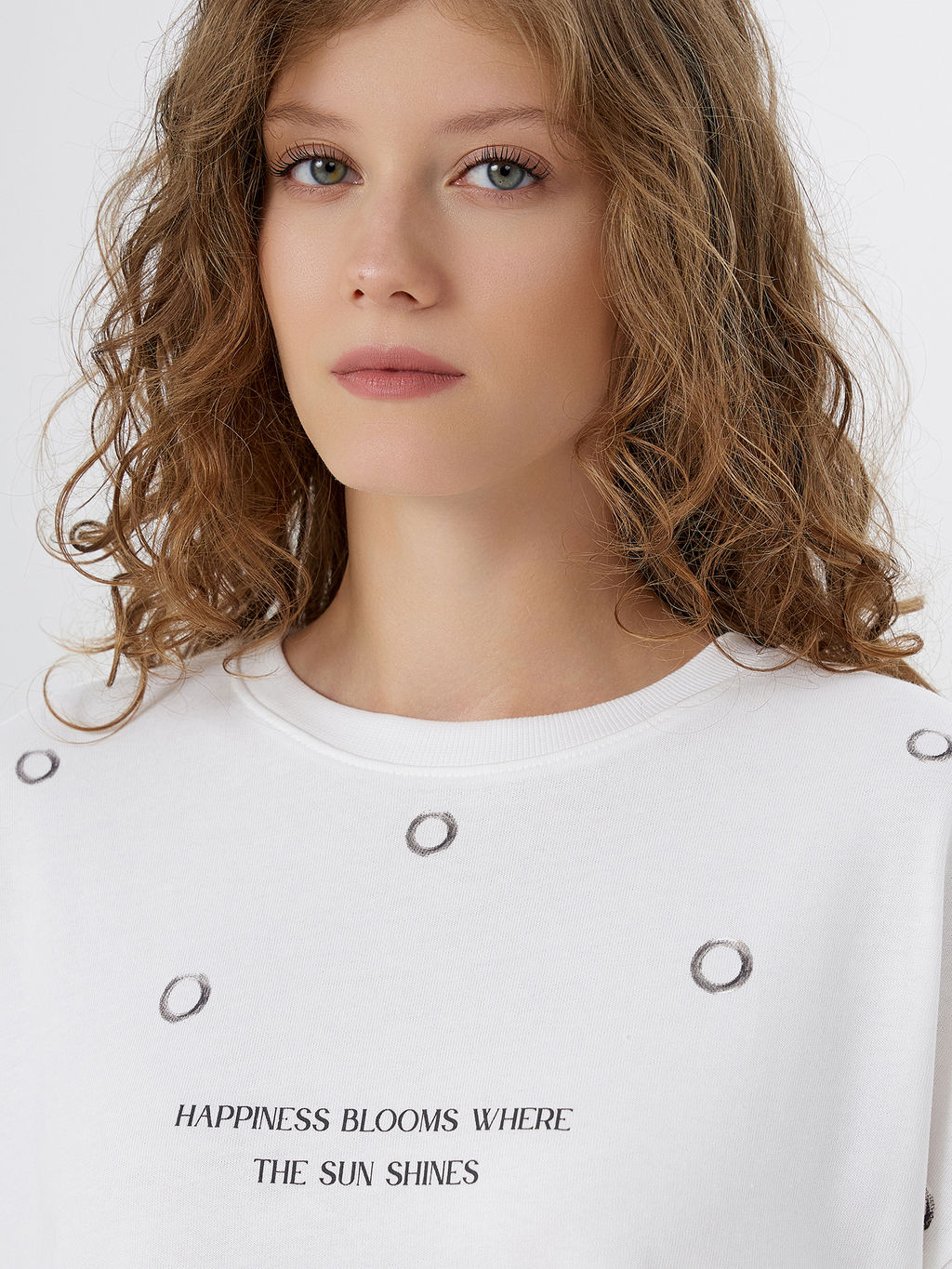 Футболка женская белая с надписью Happiness blooms where the sun shines - Mark formelle фото 4