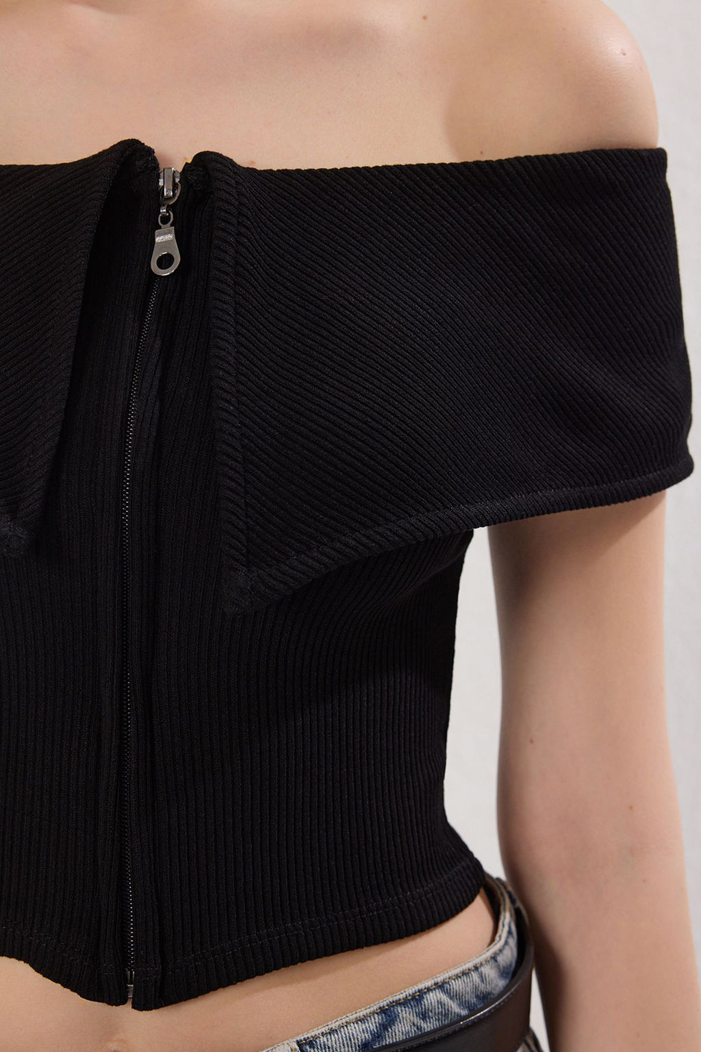 Siyah Yaka Detayl? Fitted/Vucuda Oturan Crop Esnek Orme Bluz TWOSS25BZ00217 - Trendyolmilla фото 3