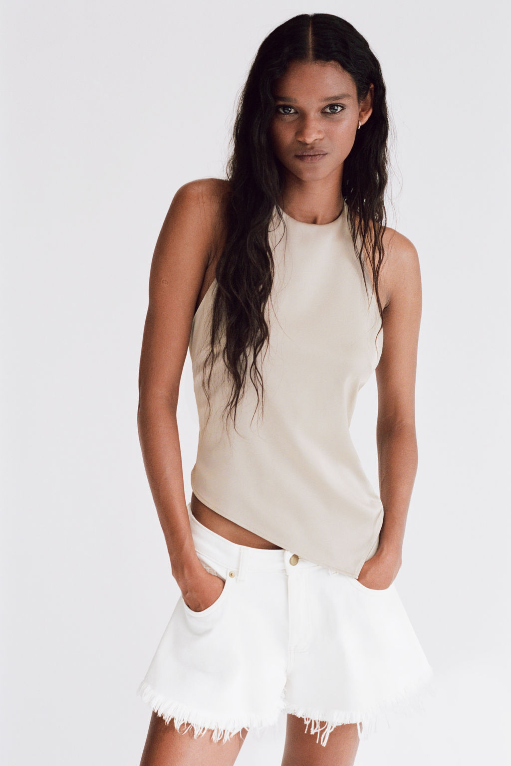 Top asim?trico con escote halter - H&m фото 7