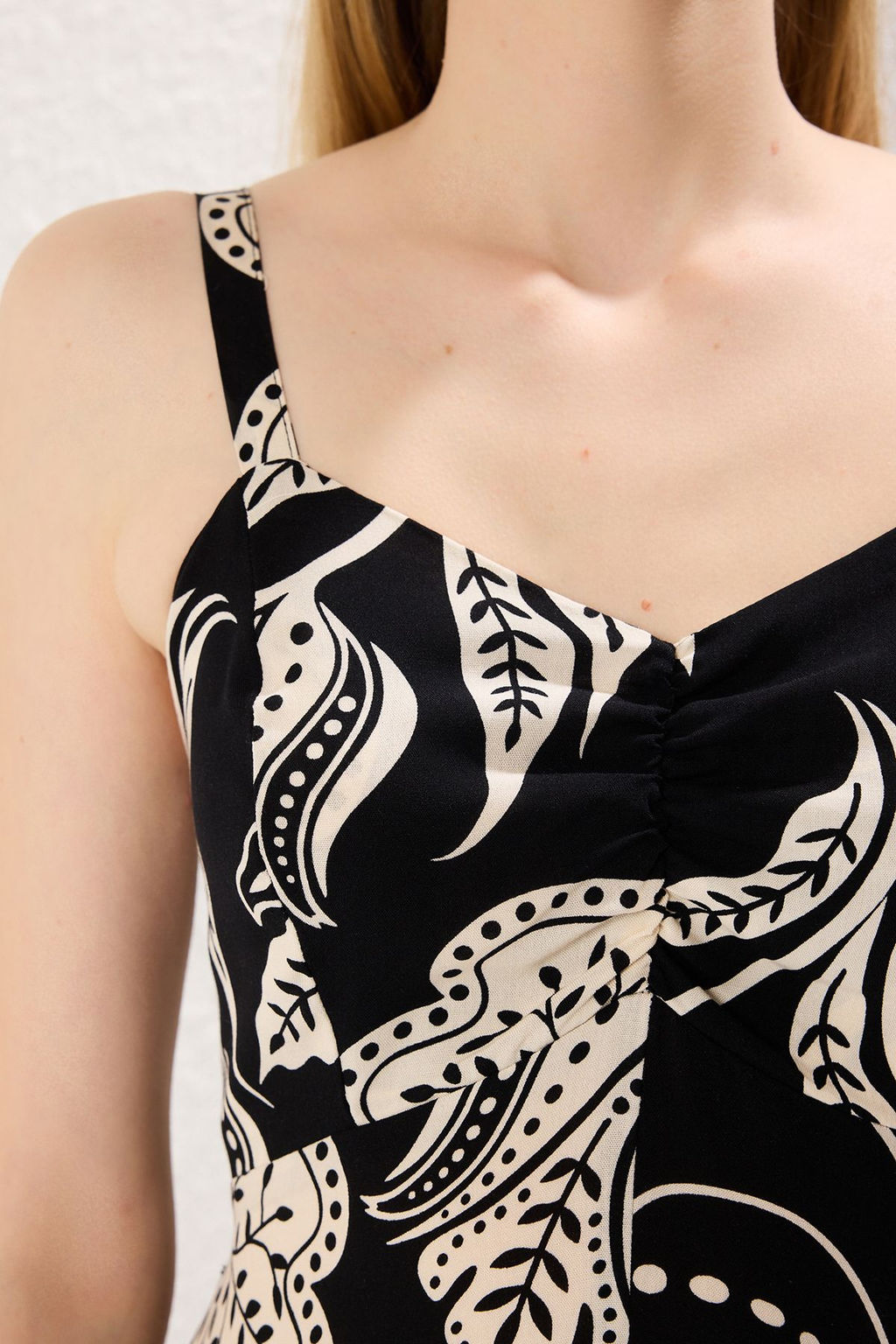 Siyah Cicekli Etegi Belden Ac?lan Gipeli Midi Dokuma Elbise TWOSS25EL00036