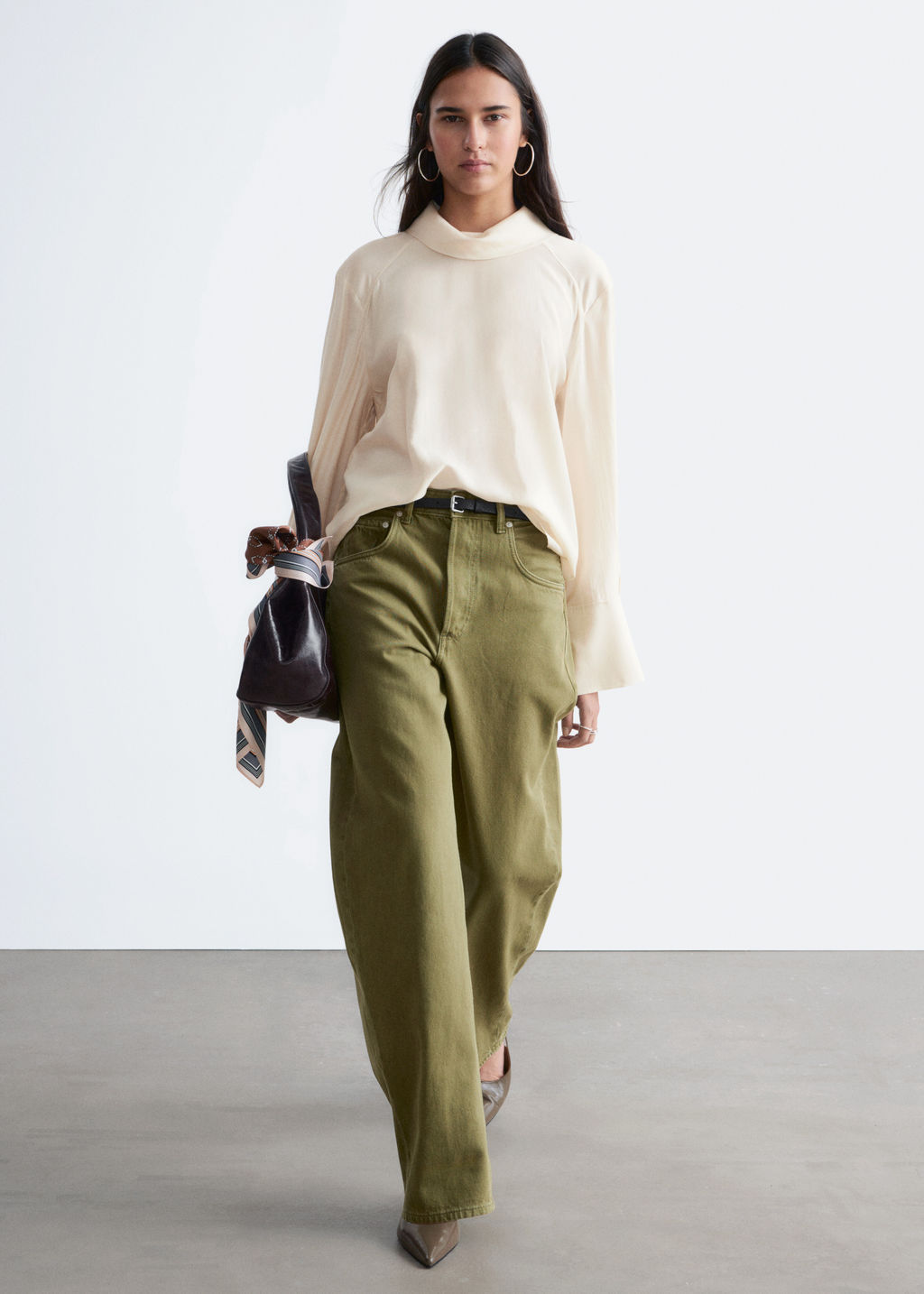 Blusa con cuello alzado doblado - H&m фото 7