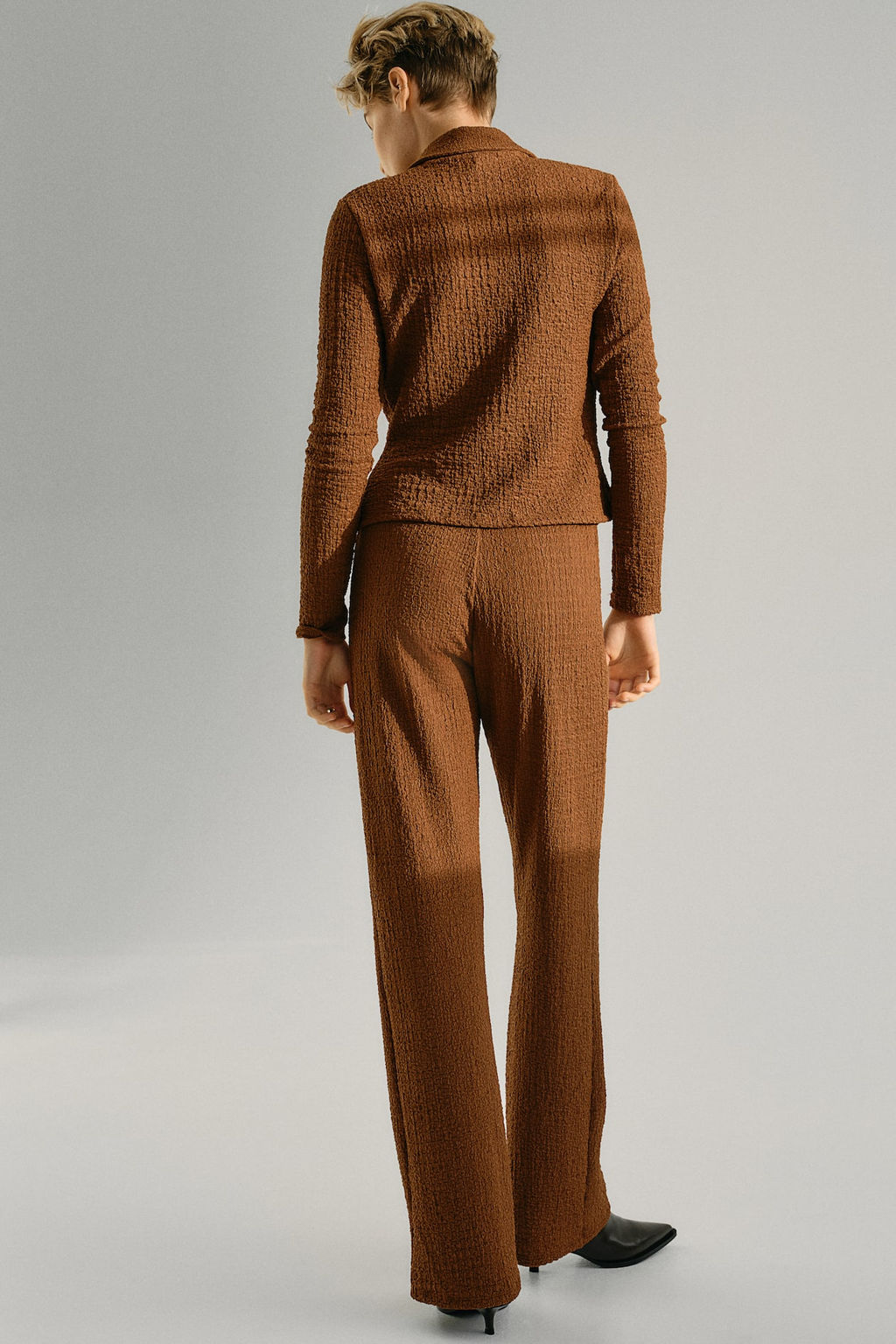 Pantalon acampanado con efecto arrugado - H&m фото 4