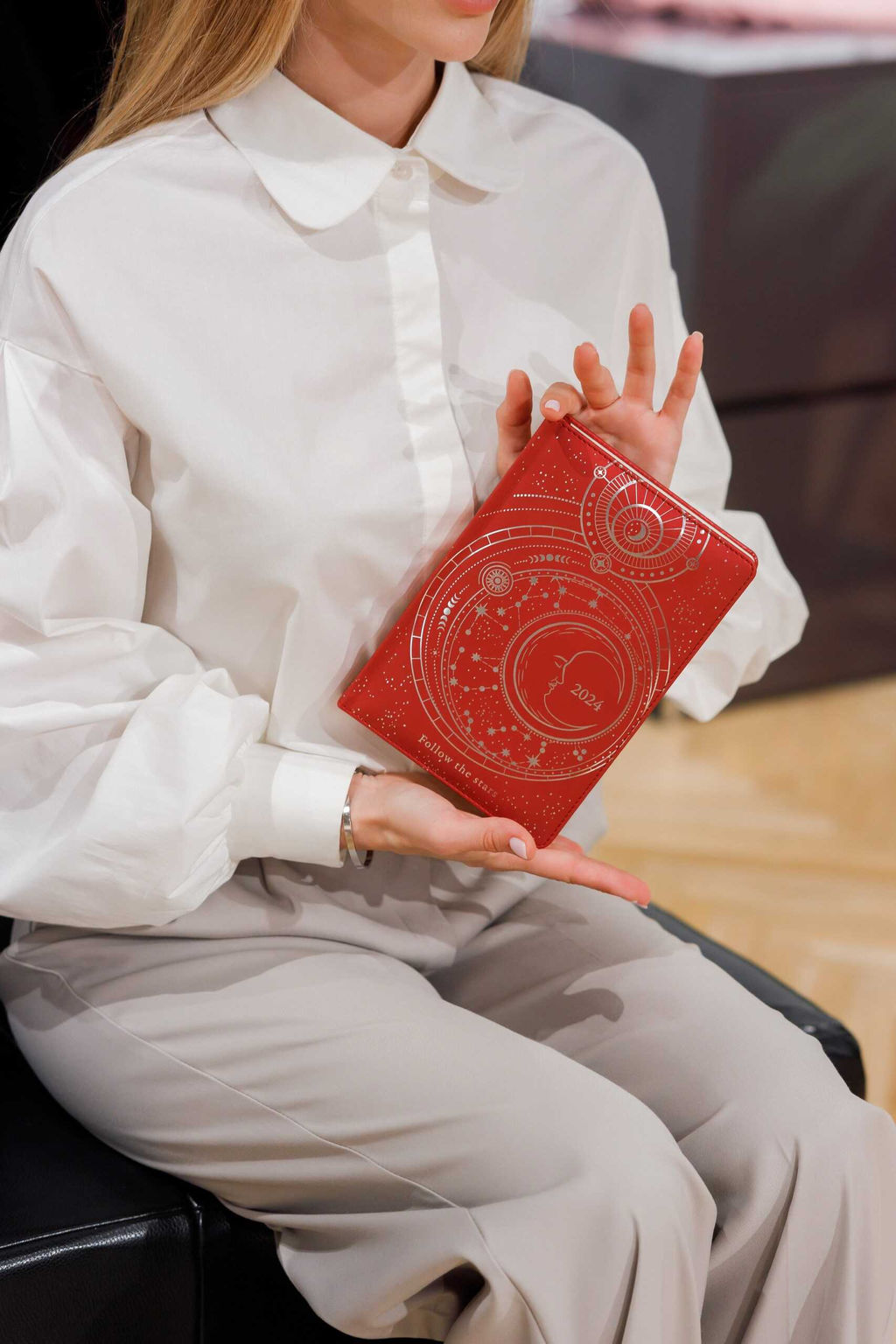 Ежедневник датированный 2024 ESCALADA, АСТРОЛОГИЧЕСКИЙ, А5, 200 л., арт. 63730/ 15 СОФТ-ТАЧ МЕТАЛЛИК КРАСНЫЙ  фото 3