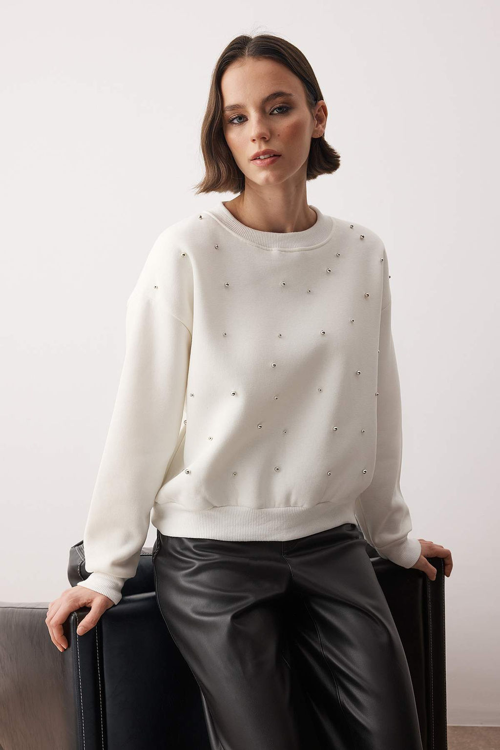 Siyah Tas Akseusar Detayl? Bisiklet Yaka Regular Crop Orme Sweatshirt TWOAW26SW00090 - Trendyolmilla фото 6