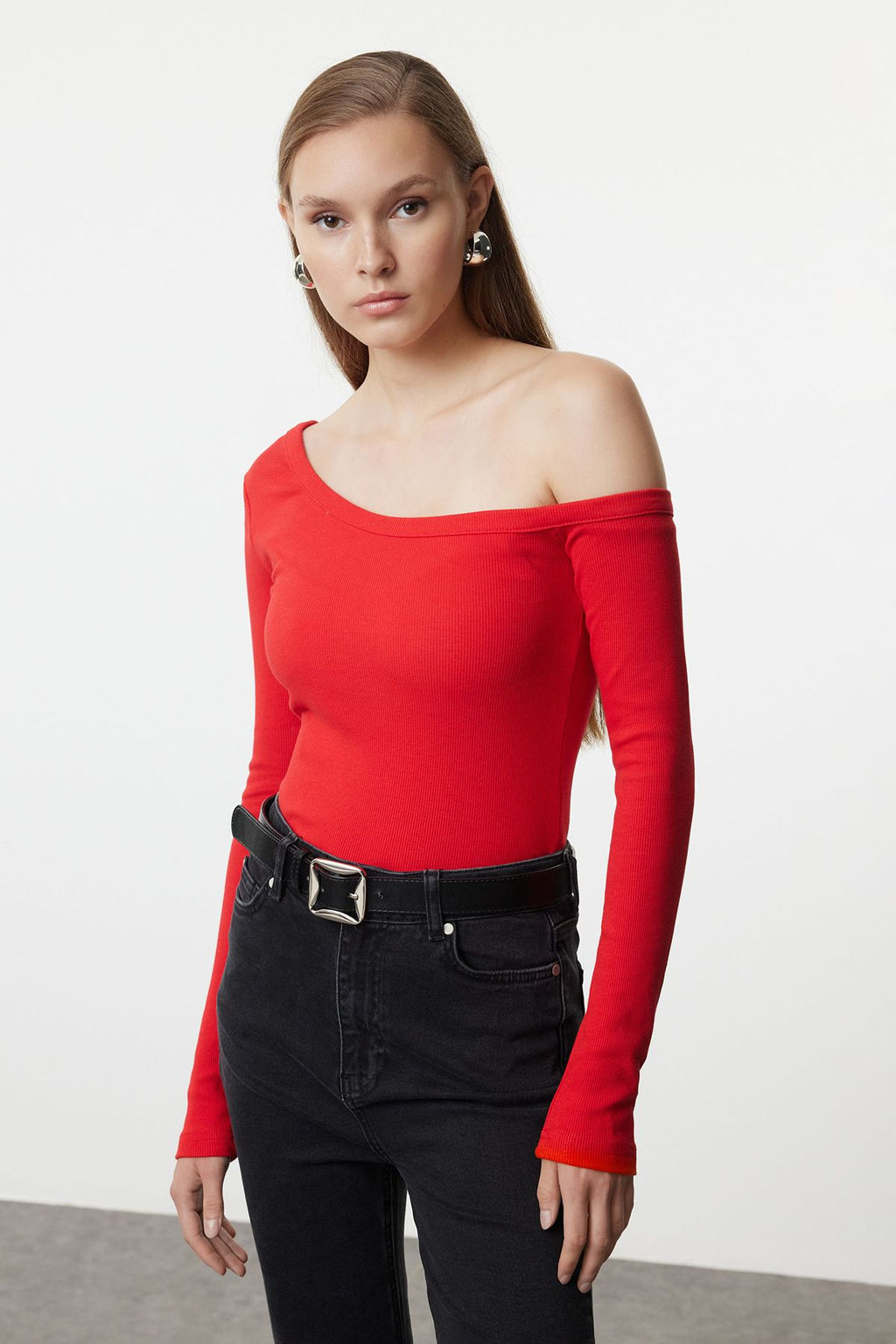 Trendyolmilla Siyah Fitted/Vucuda Oturan Omzu Ac?k Fitilli Pamuklu Esnek Orme Bluz TWOAW23BZ00475