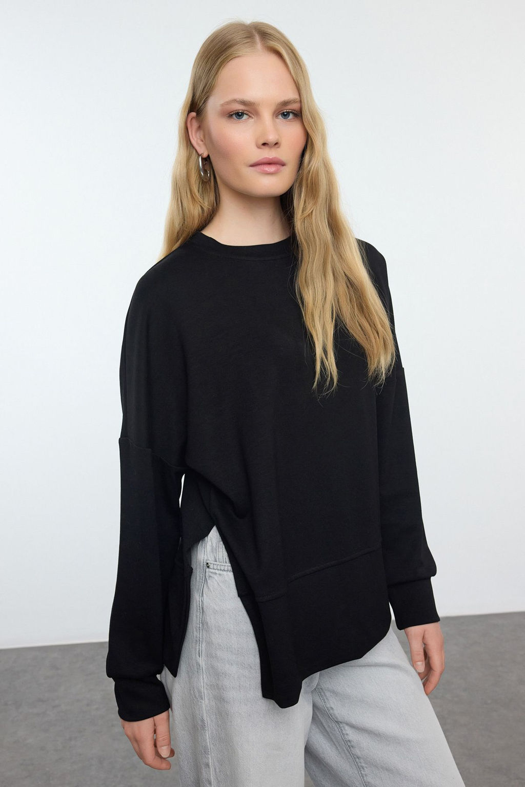 Siyah Oversize/Genis Kesim Y?rtmacl? Bisiklet Yaka Yumusak Tuseli Orme Sweatshirt TWOAW25SW00057 - Trendyolmilla фото 2