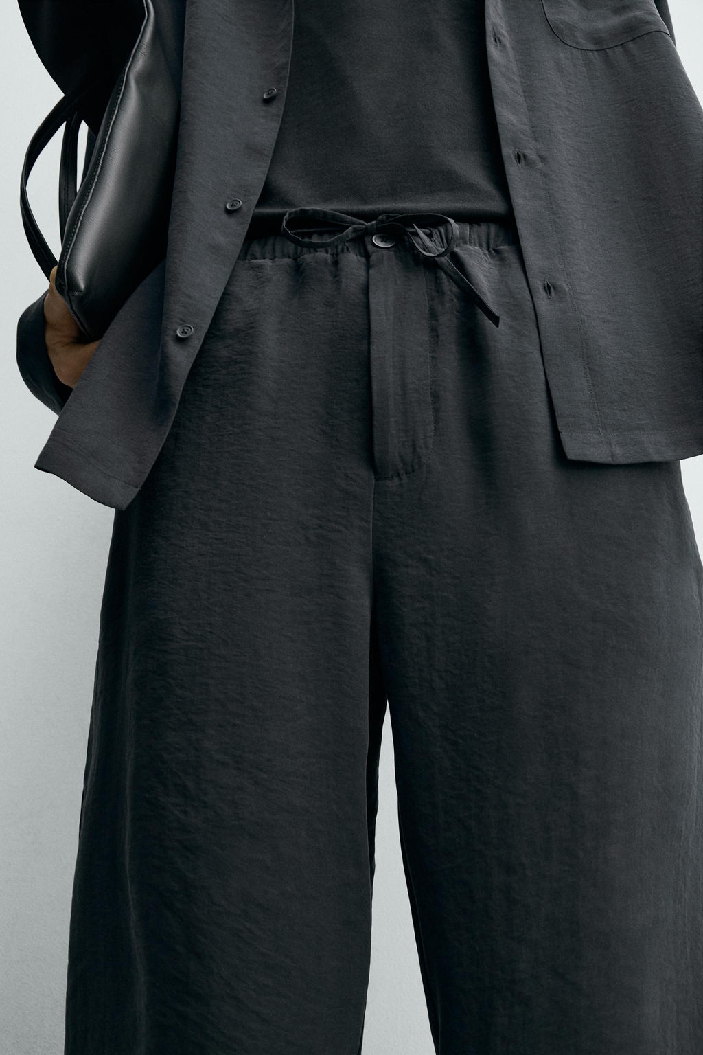 PANTAL?N FLUIDO RELAXED FIT / Negro - Zara фото 5
