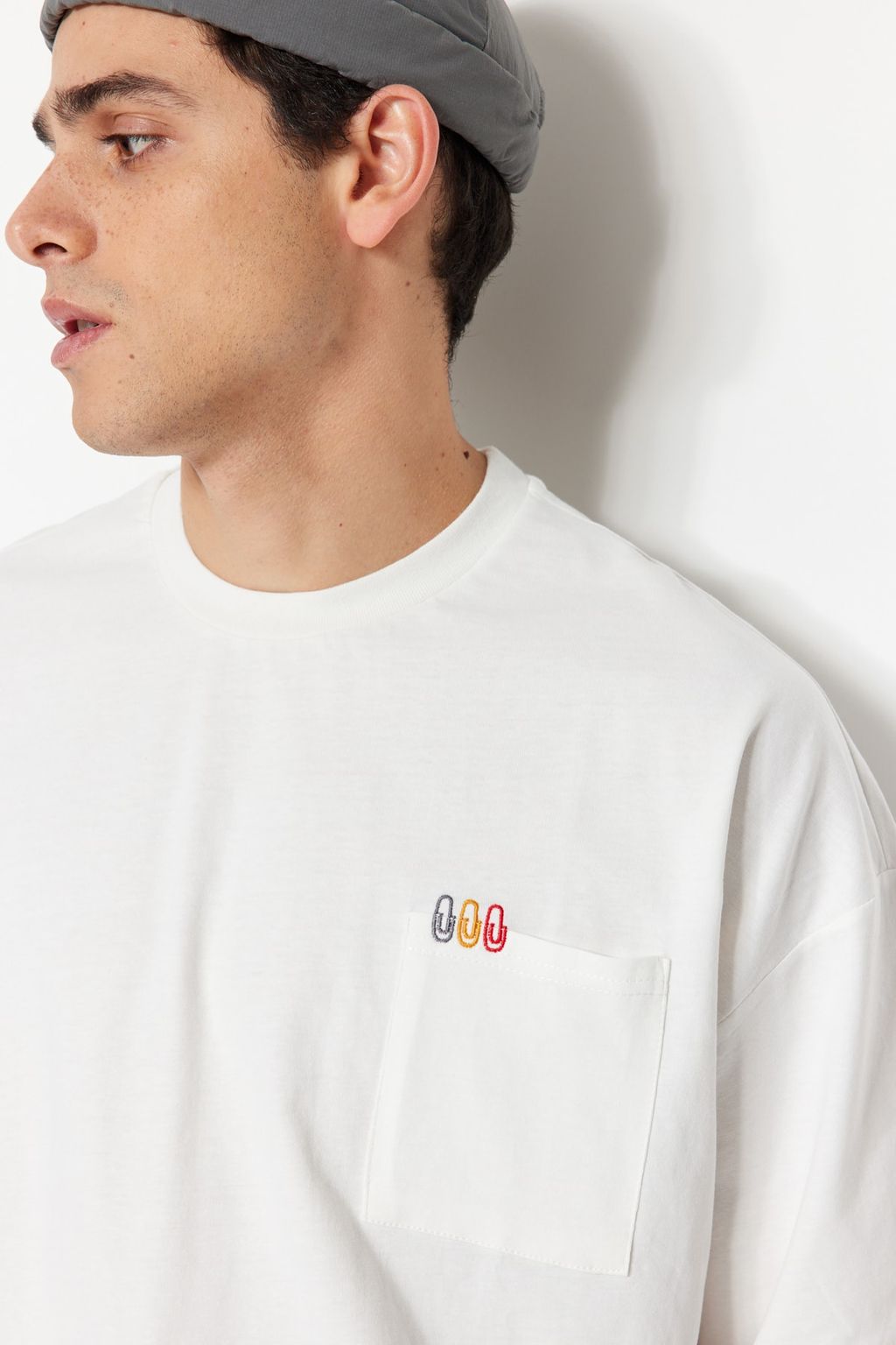 TRENDYOL MAN Oversize/Genis Kesim Renkli Minimal Nak?s Islemeli Cepli %100 Pamuk Tok T-shirt TMNSS23TS00100