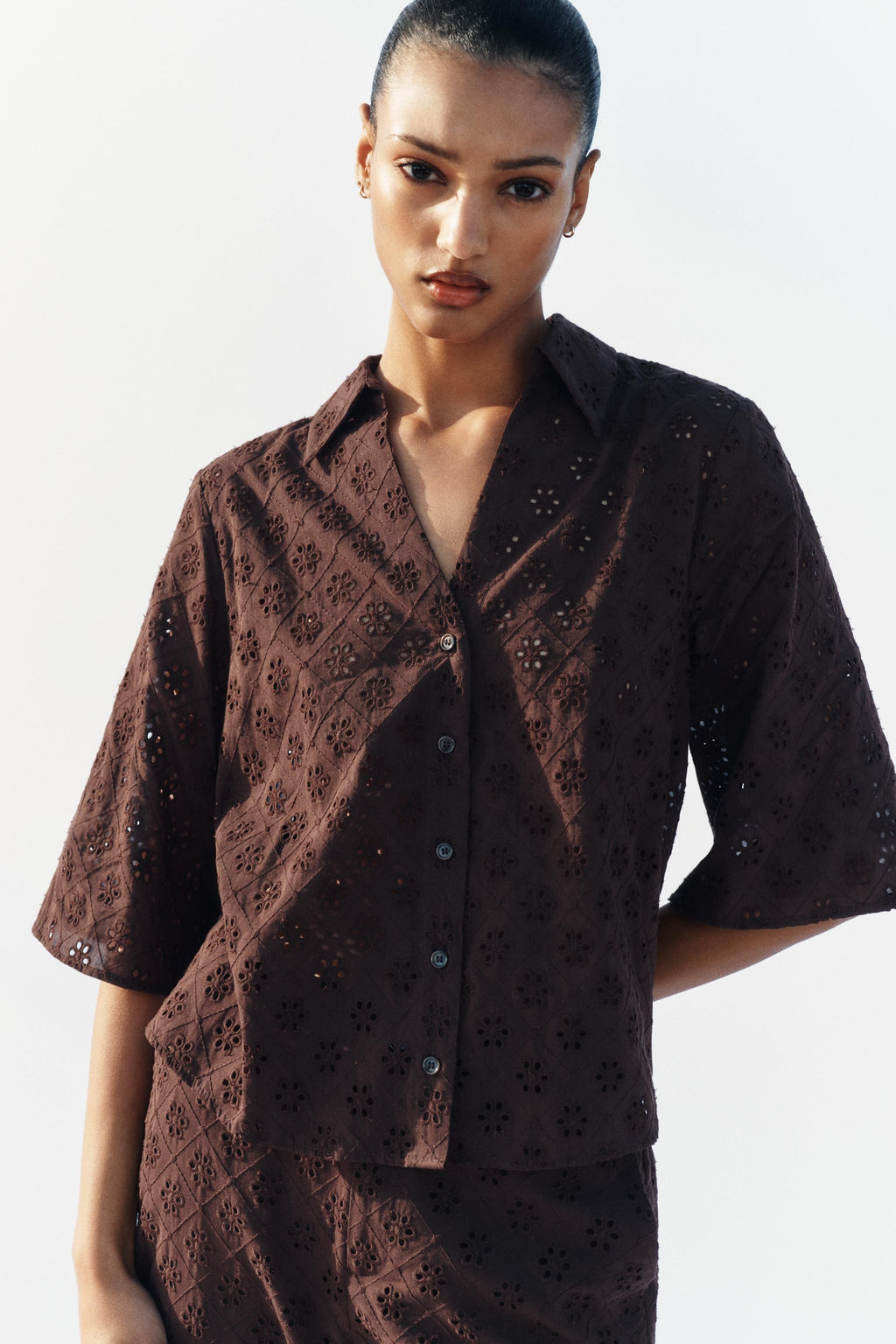 CAMISA BORDADOS PERFORADOS / Marr?n - Zara фото 2