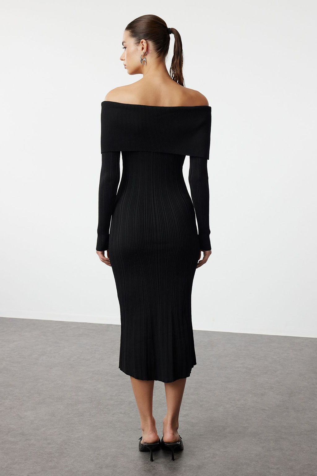 TRENDYOLMILLA Siyah Midi Triko Basic Carmen Yaka Elbise TWOAW25EL00033