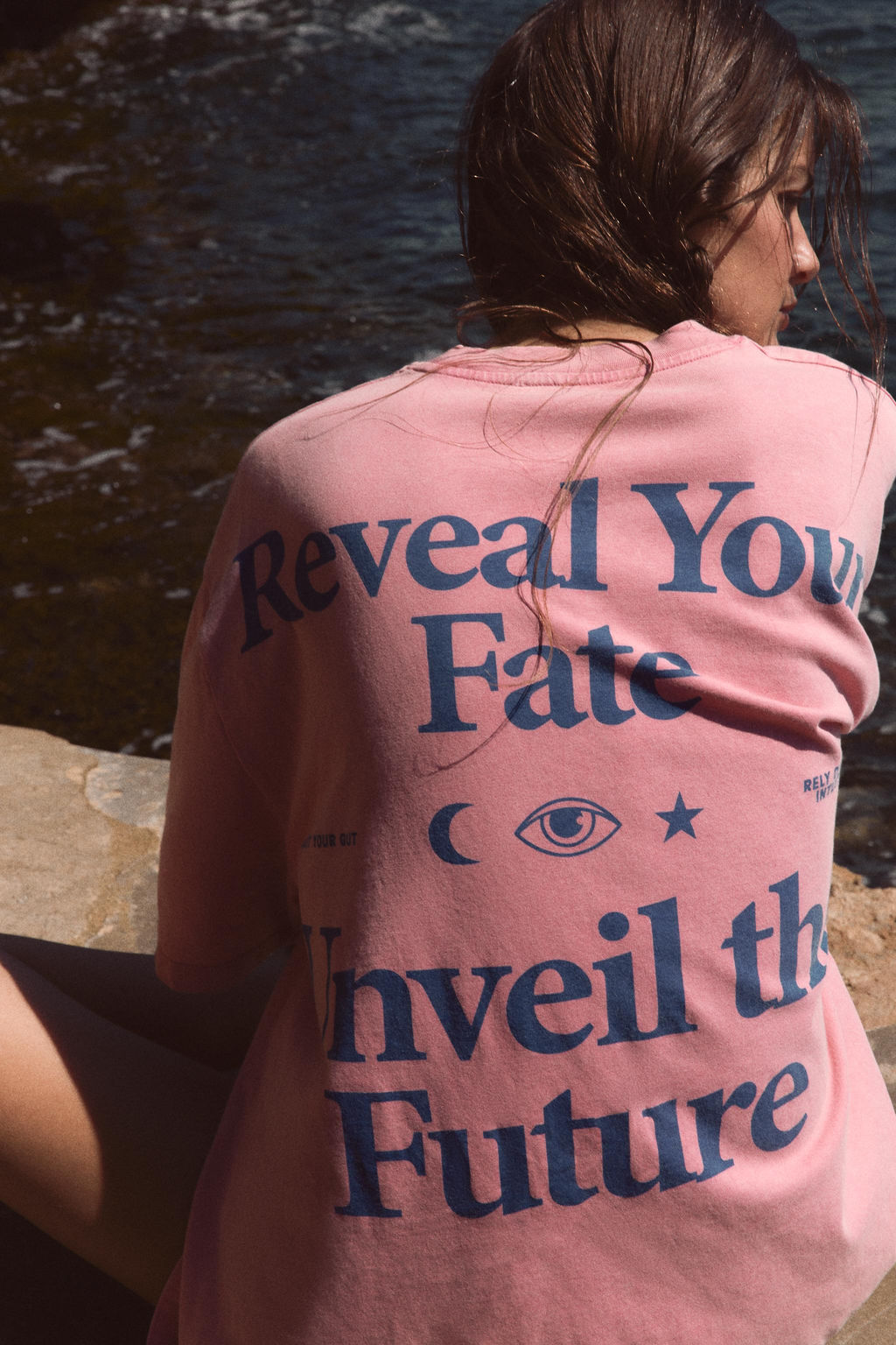 CAMISETA EFECTO LAVADO TEXTO / Rosa