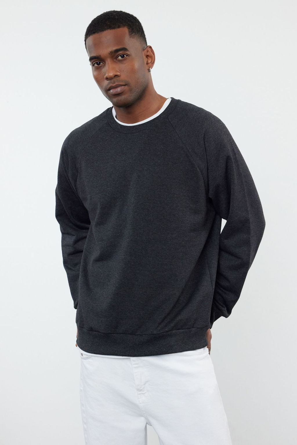 TRENDYOL MAN Siyah Regular Fit Ici Polar/S?cak Tutan Sweatshirt TMNAW23SW00190