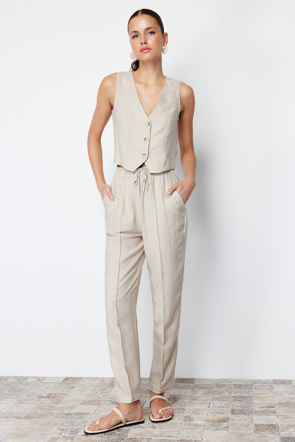 TRENDYOLMILLA Bej Beli Lastikli Straight/Duz Kesim Pamuk Keten Dokuma Pantolon TWOSS24PL00063