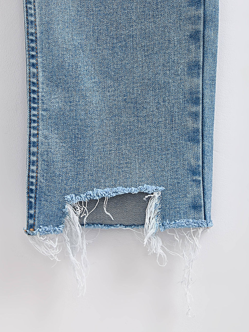 CONTE CON-720 Джинсы skinny с ассиметричным низом и эффектом разрушений light blue