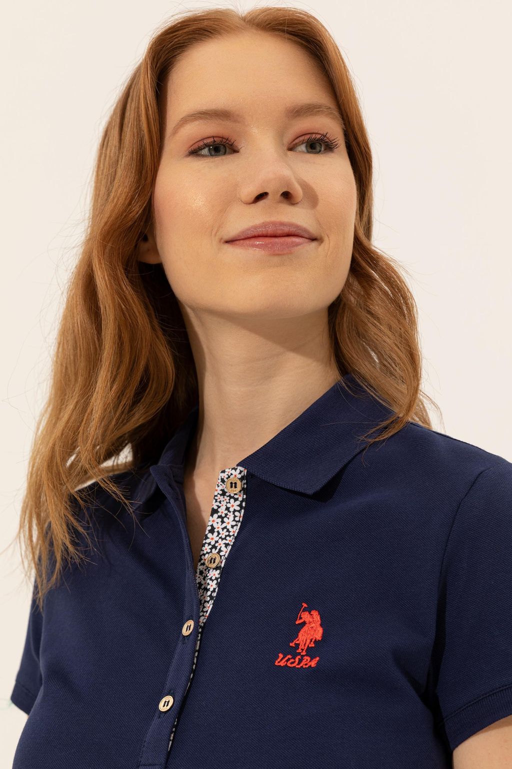 U. S. Polo Assn Женская темно-синяя базовая футболка с воротником-поло - U.s. polo assn фото 4