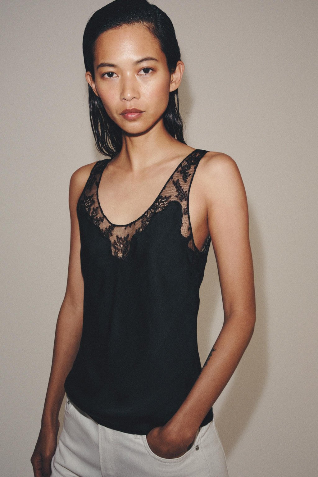 TOP SATINADO ENCAJE ZW COLLECTION / Negro