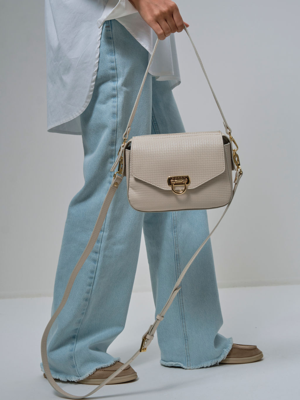 Сумка кожаная через плечо Azaro 3684 бежевая лиана