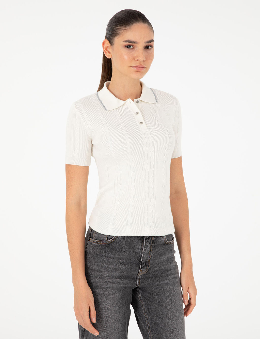 Бежевый свитер узкого кроя