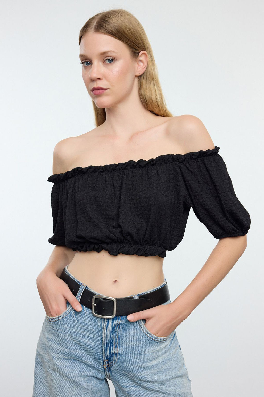 Trendyolmilla Siyah Carmen Yaka Regular/Normal Kal?p Burumcuk Crop Orme Bluz TWOSS22BZ1421