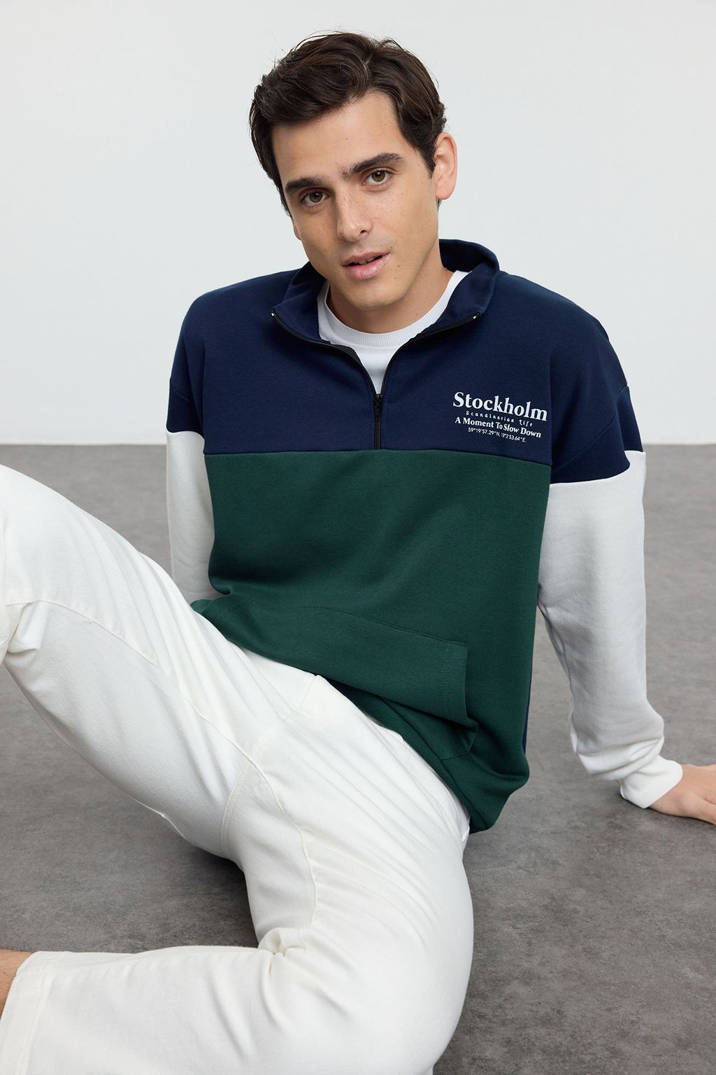 Zumrut Yesili Oversize/Genis Kesim Renk Blok Dik Yaka Fermuarl? Sardonsuz Sweatshirt TMNAW25SW00052