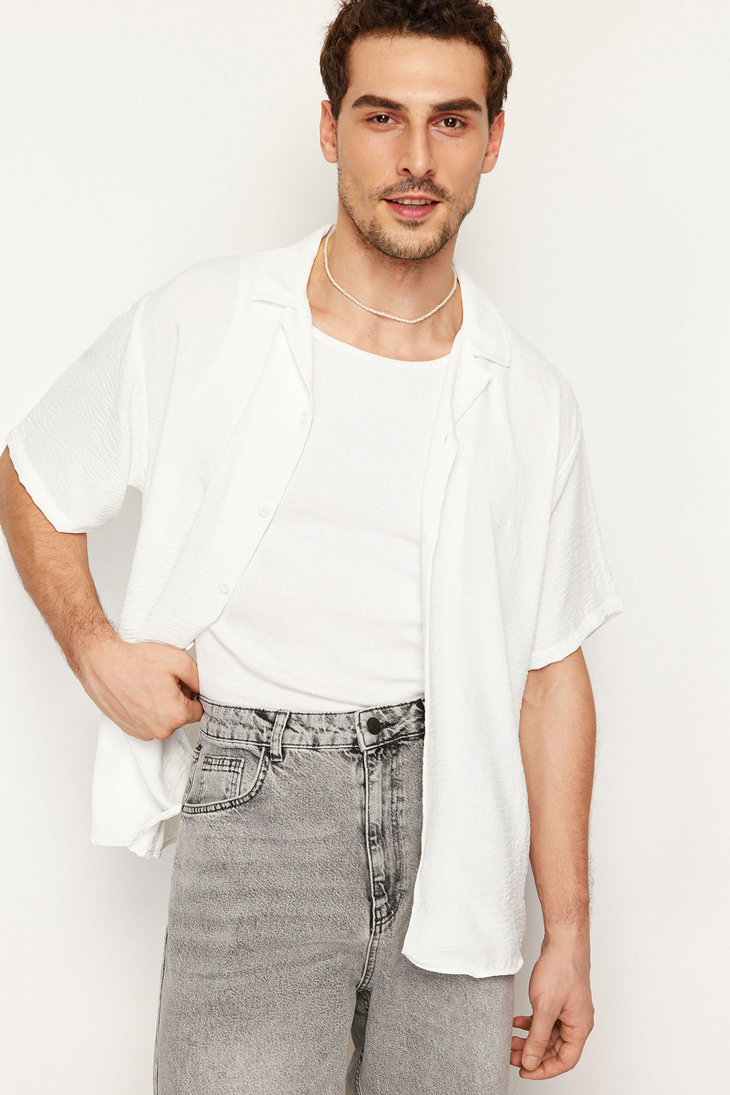 Beyaz Oversize Fit Yazl?k K?sa Kollu Keten Gorunumlu Gomlek TMNSS24GO00019