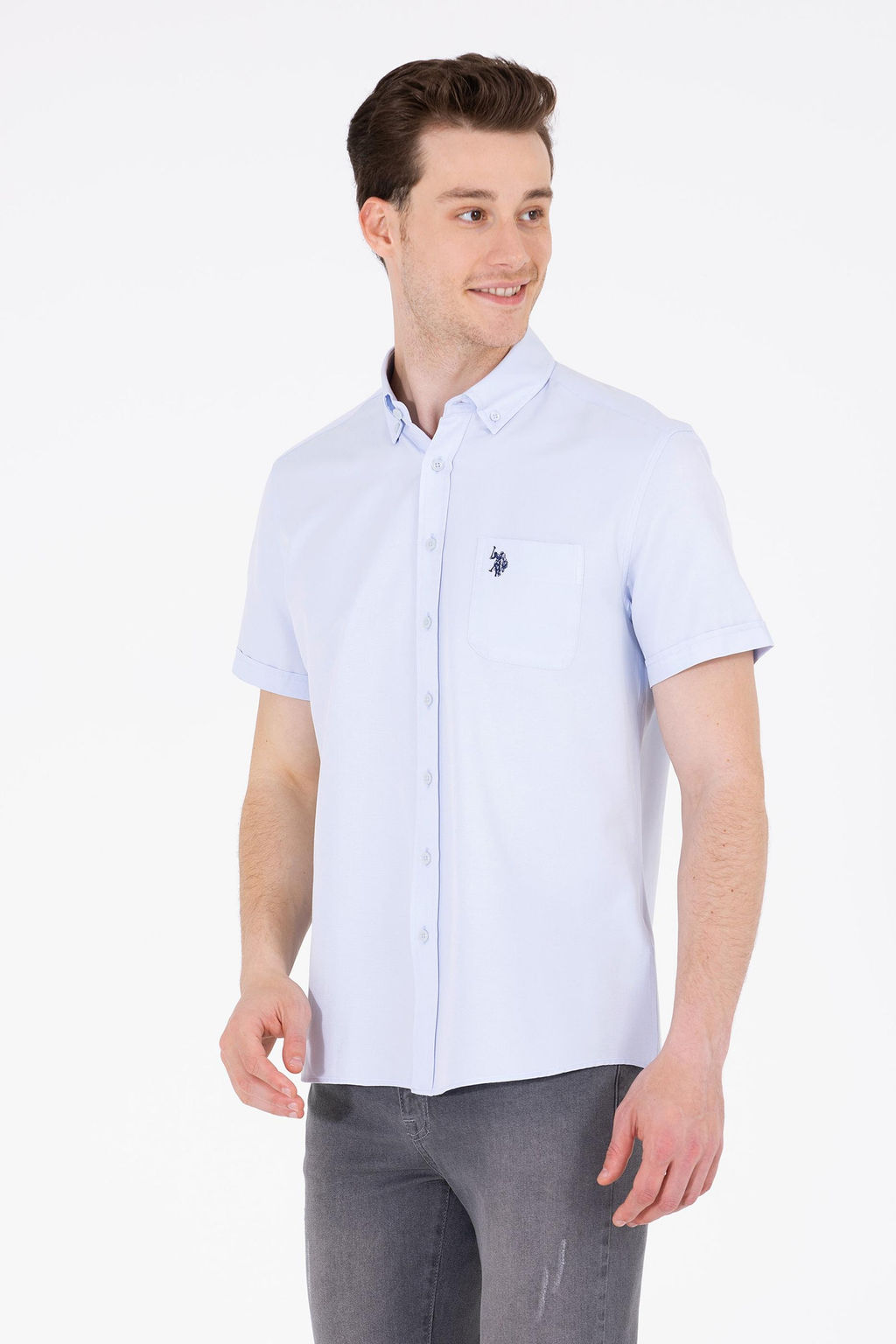 Мужская светло -голубая рубашка с коротким рукавом в корзине