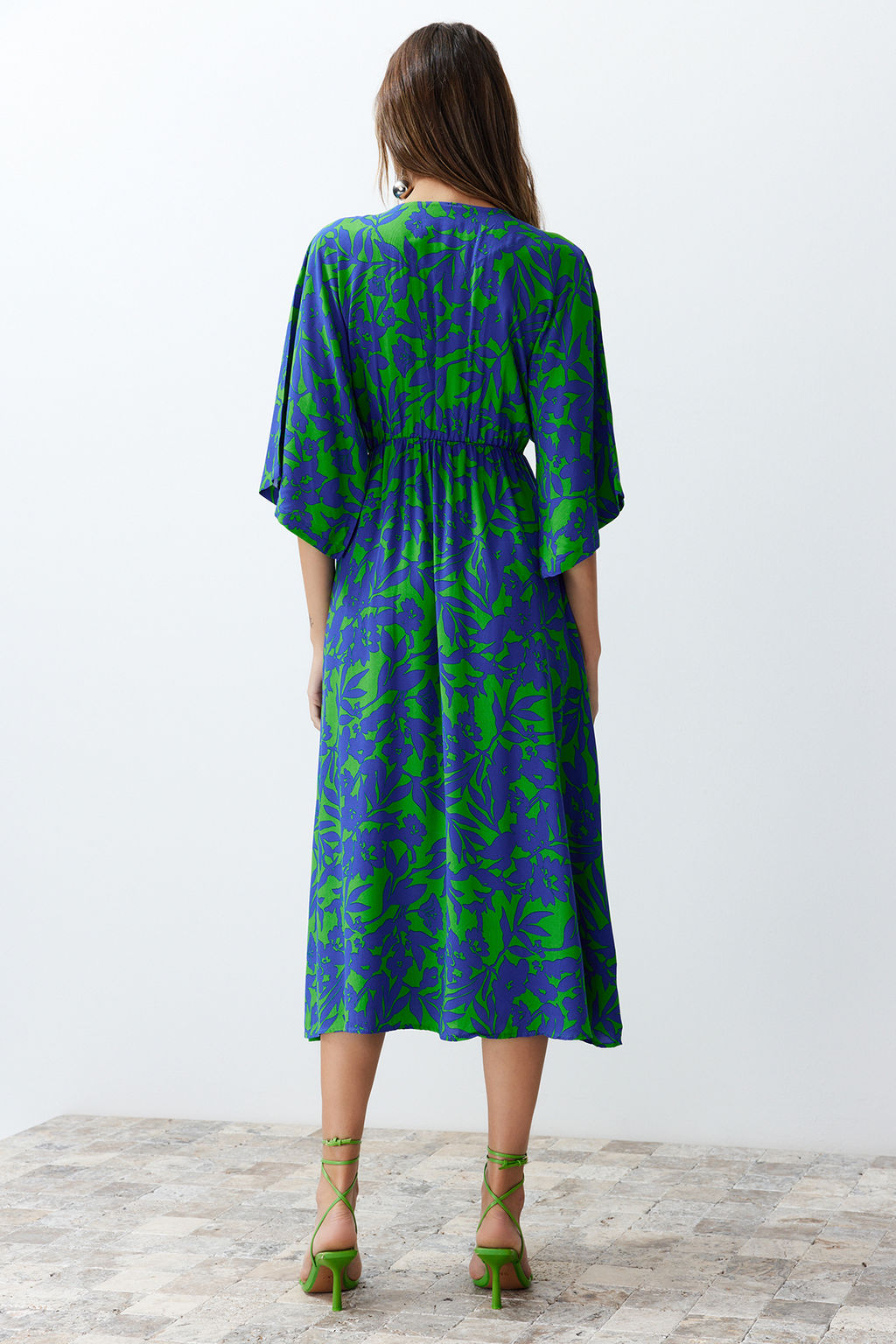 Mavi Cicek Desenli A Kesim Kruvaze Yaka Midi Dokuma Elbise TWOSS24EL00913