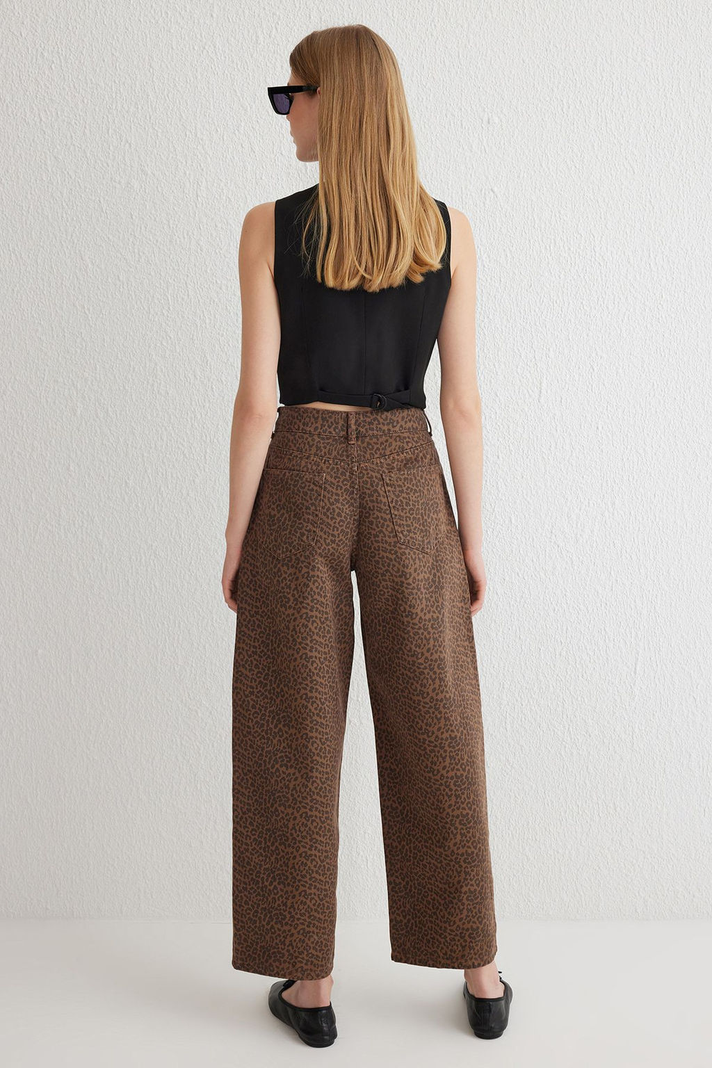 TRENDYOLMILLA Cok Renkli Leopar Desenli Kahverengi Normal Bel Skater Jeans TWOSS25JE00038