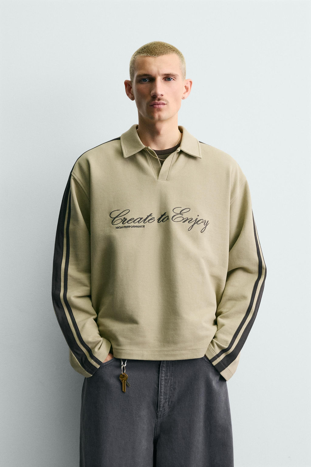 SUDADERA BOXY FIT BORDADOS BANDAS / Tostado