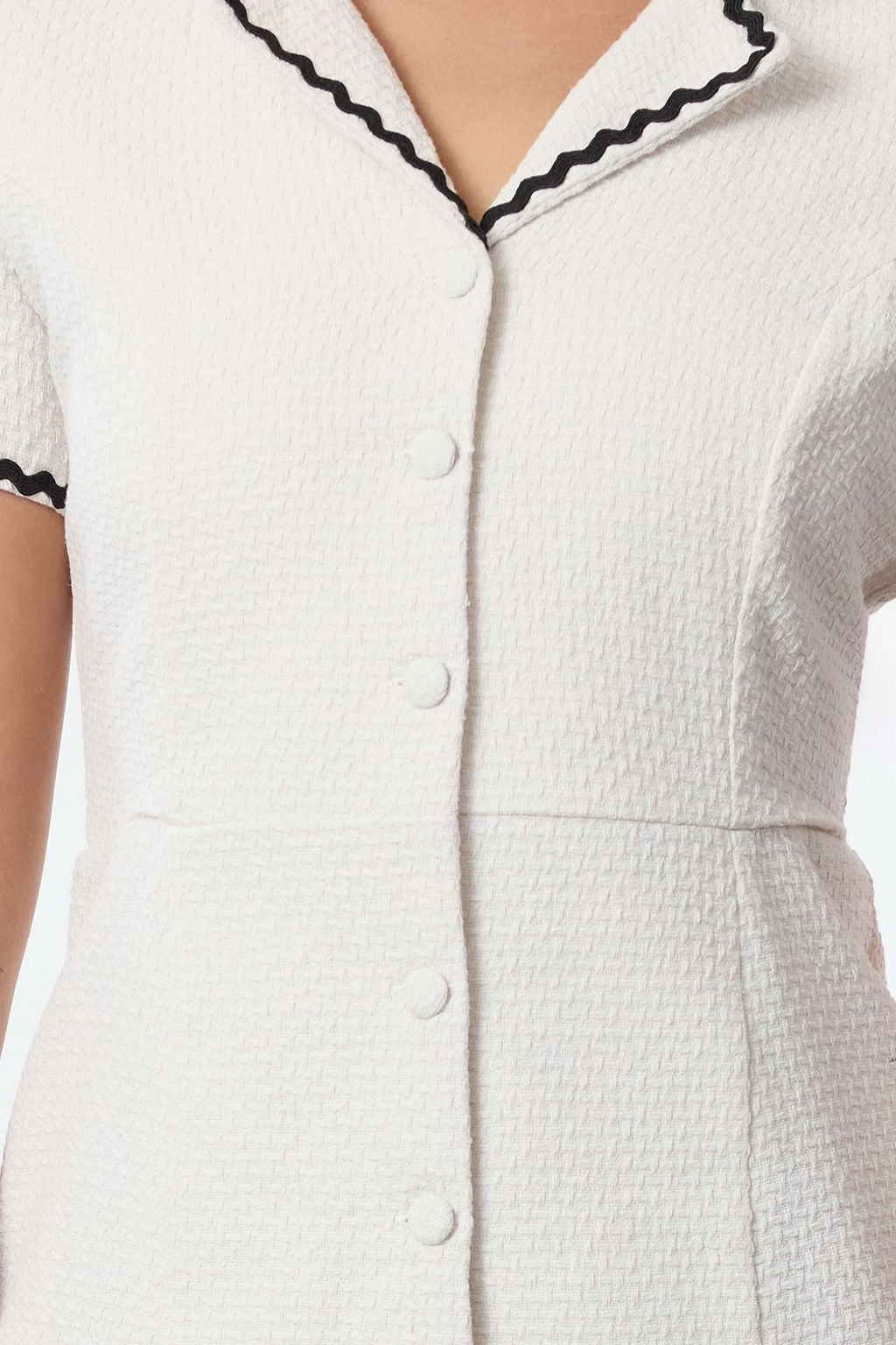 TRENDYOLMILLA Ekru Aksesuar Detayl? Midi Tuvit Dokuma K?sl?k Gomlek Elbise TWOSS24EL01127  фото 3